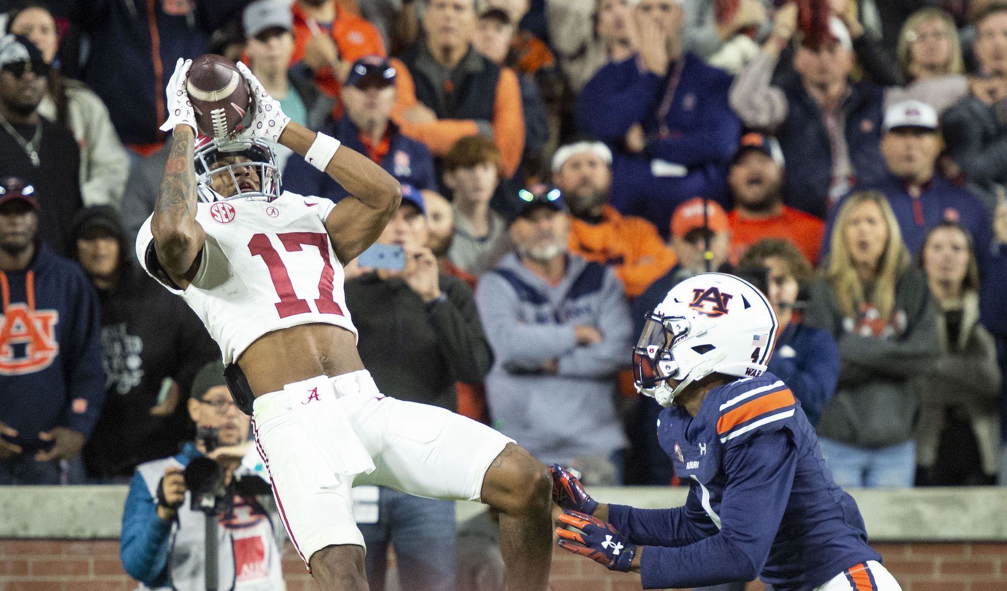 Isaiah Bond catches a last-minute touchdown pass for Alabama