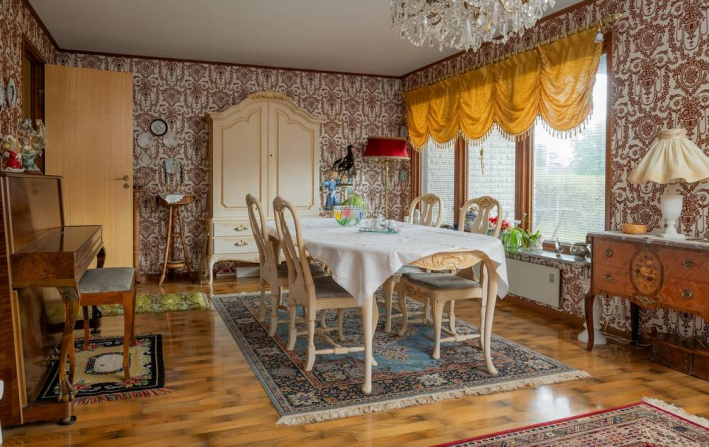 dining room with ornate wallpaper