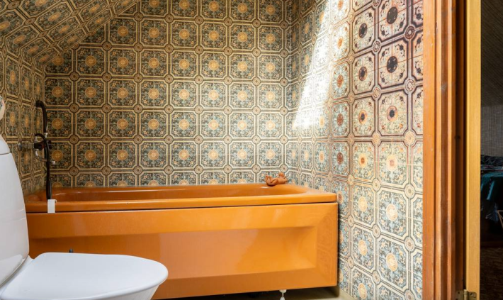 bathroom with shiny wallpaper