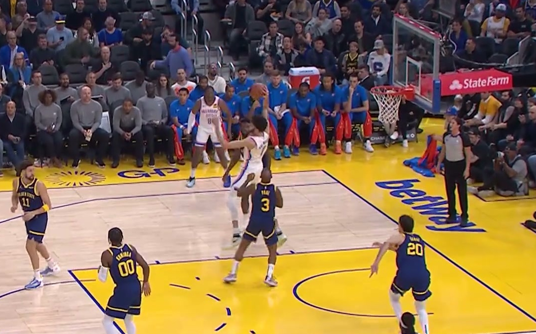 Chet Holmgren of the Thunder unsuccessfully posts up Chris Paul of the Warriors