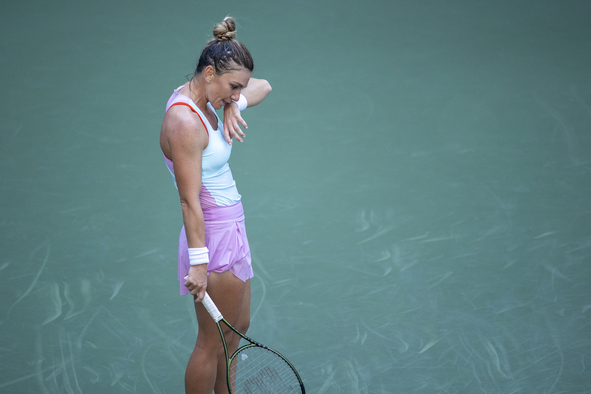 Simona Halep wipes away sweat during her loss at the 2022 US Open