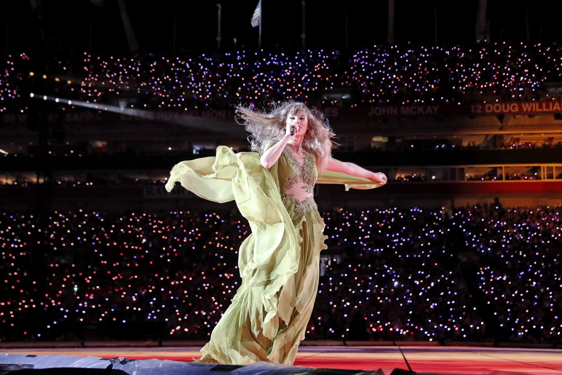 taylor swift on stage in tampa, florida