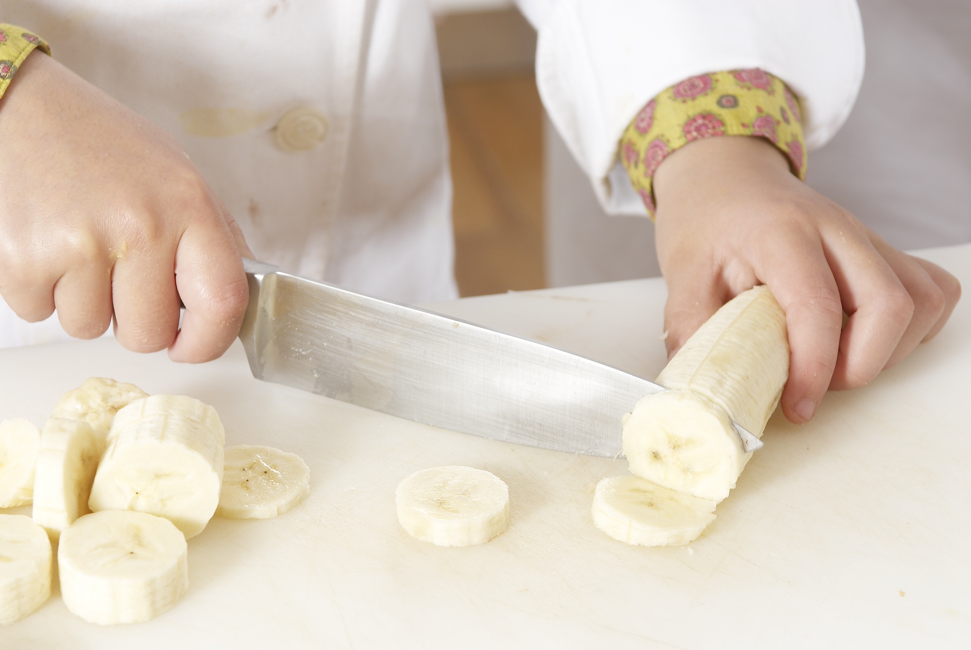 Pr?paration de g?teaux, d?coupe d'une banane. (Photo by Bettina BRINKMANN/Gamma-Rapho via Getty Images)