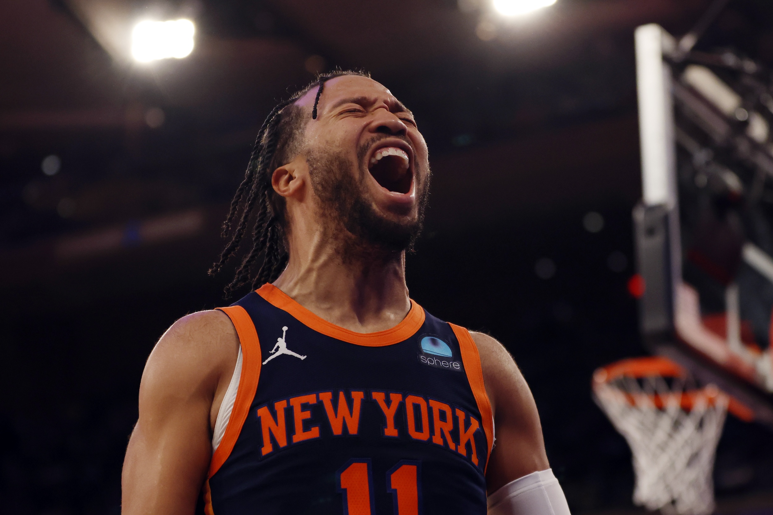Jalen Brunson screams.