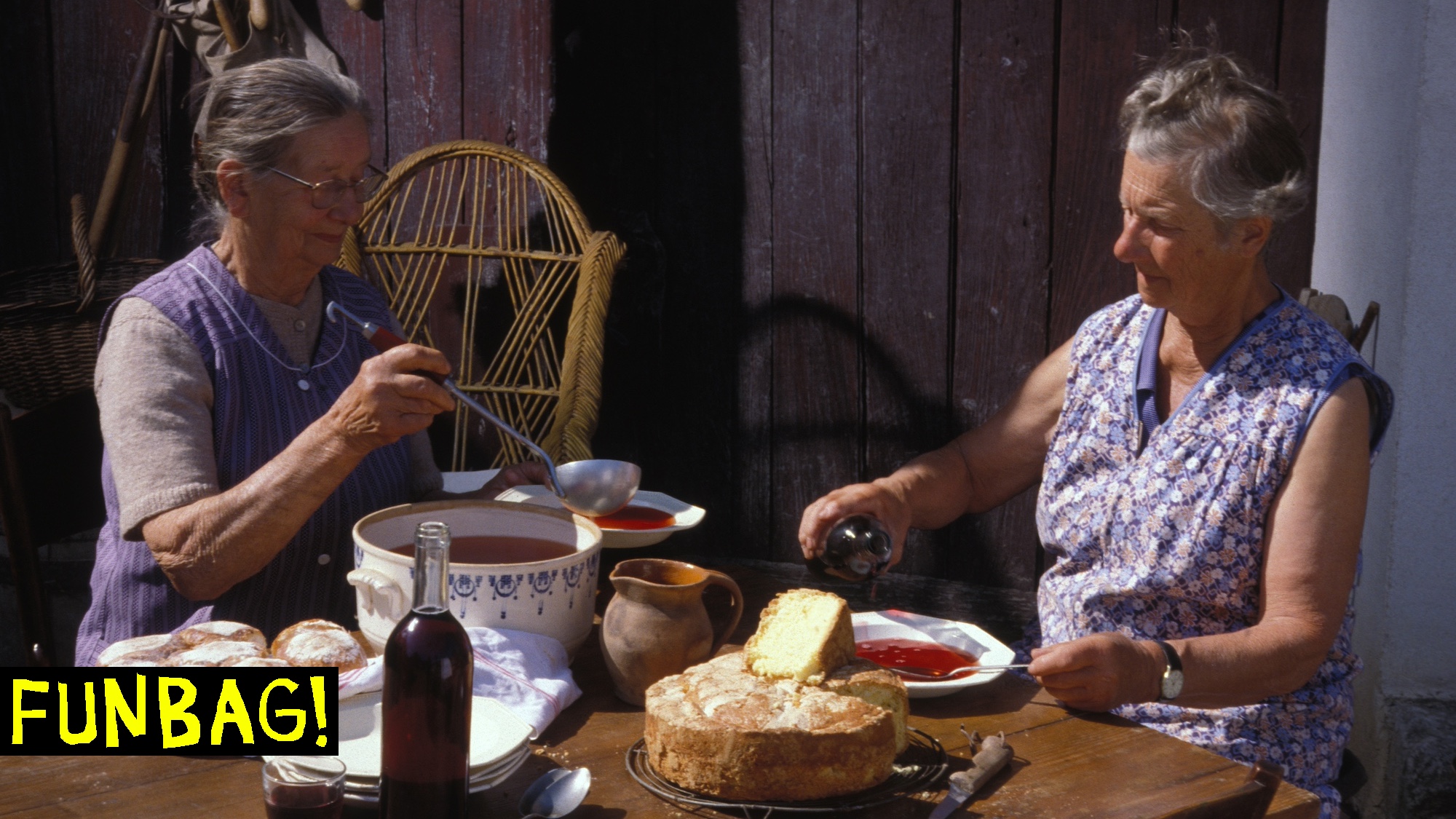 Femmes âgées ?faisant chabrot?, en ajoutant du vin rouge dans la soupe, en Bourgogne, France. (Photo by Alain RIVIERE-LECOEUR/Gamma-Rapho via Getty Images)
