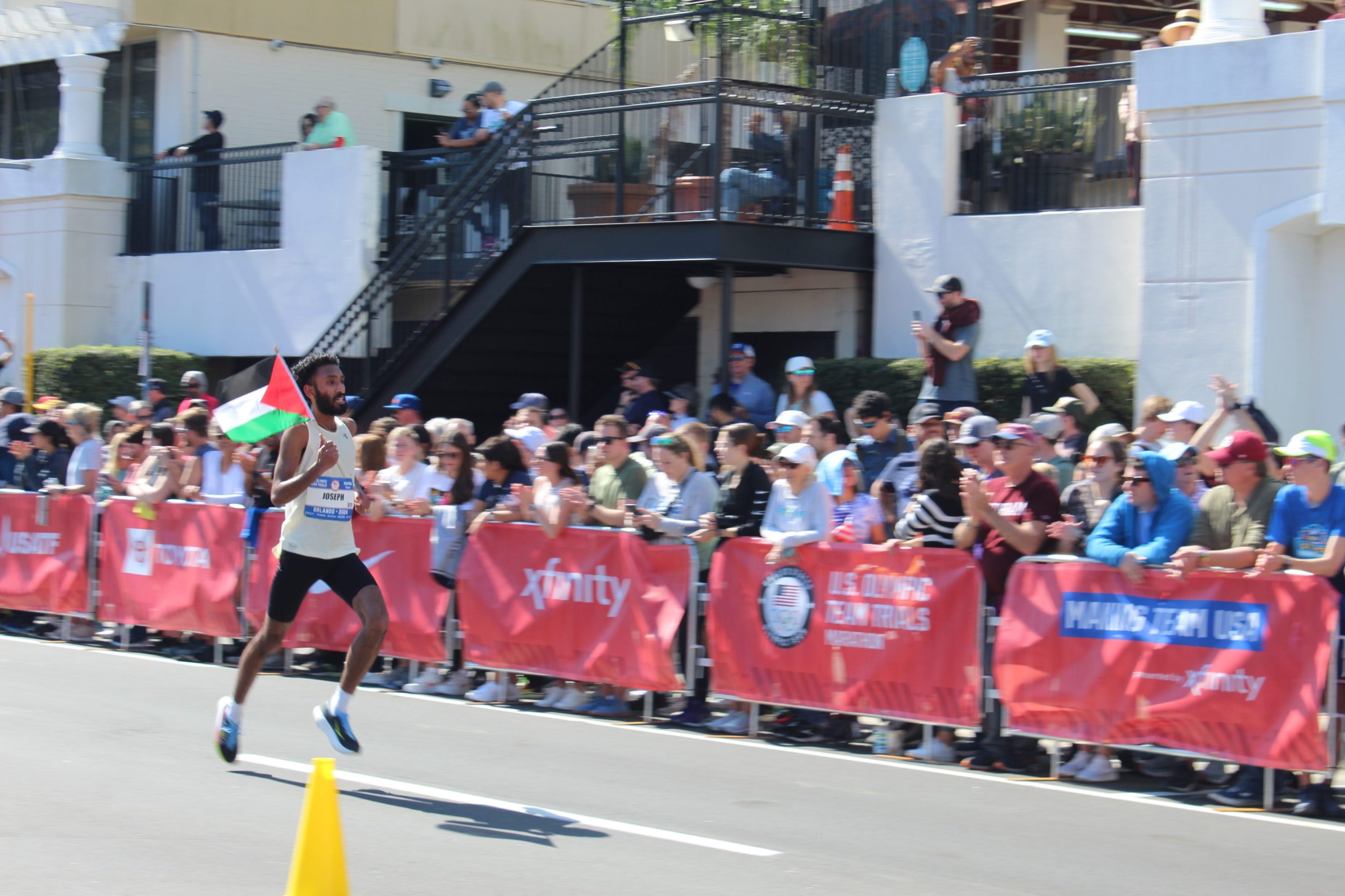 Marathon running holding a Palestinian flag