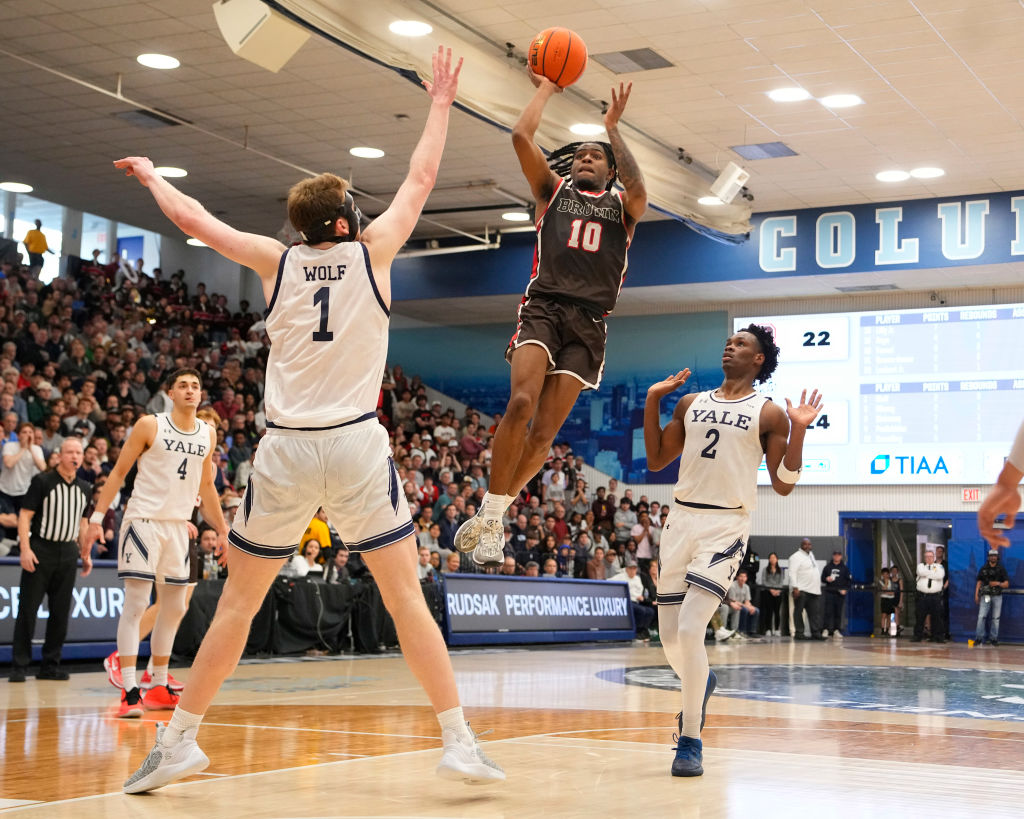 Kino Lilly Jr. (10) shoots a floater over Yale Bulldogs Forward Danny Wolf