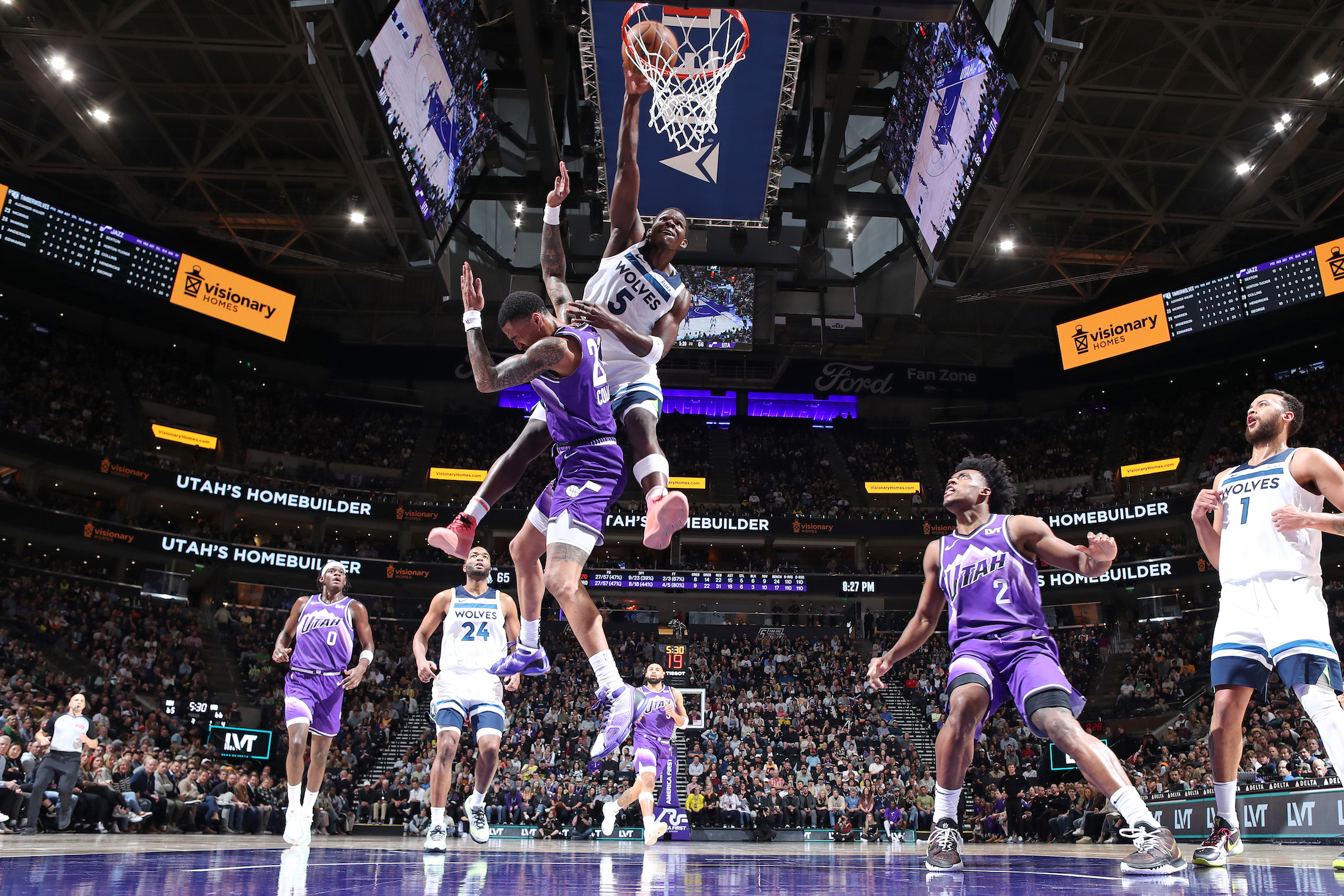Anthony Edwards dunks on John Collins