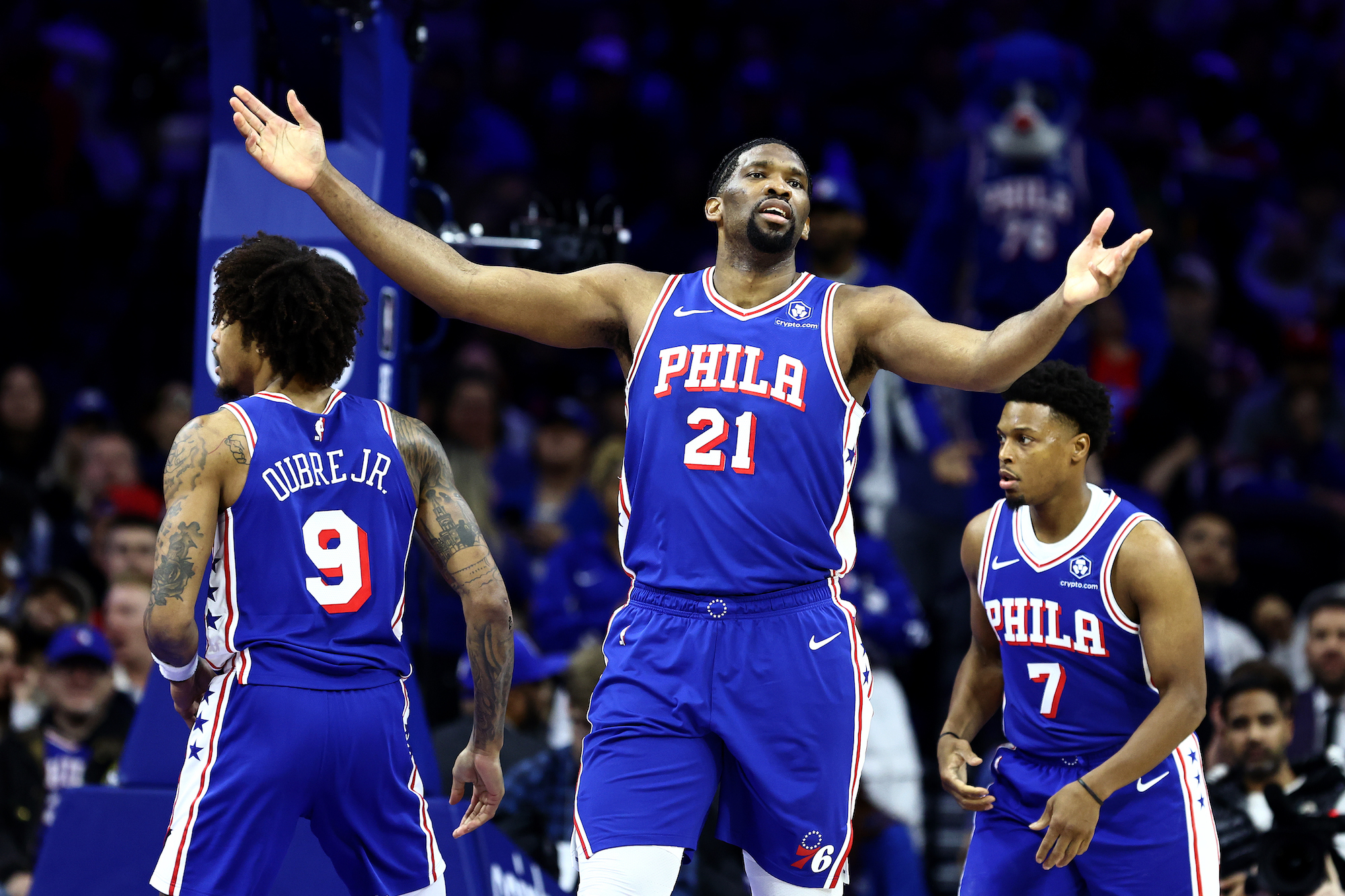 Joel Embiid and his teammates on the court.