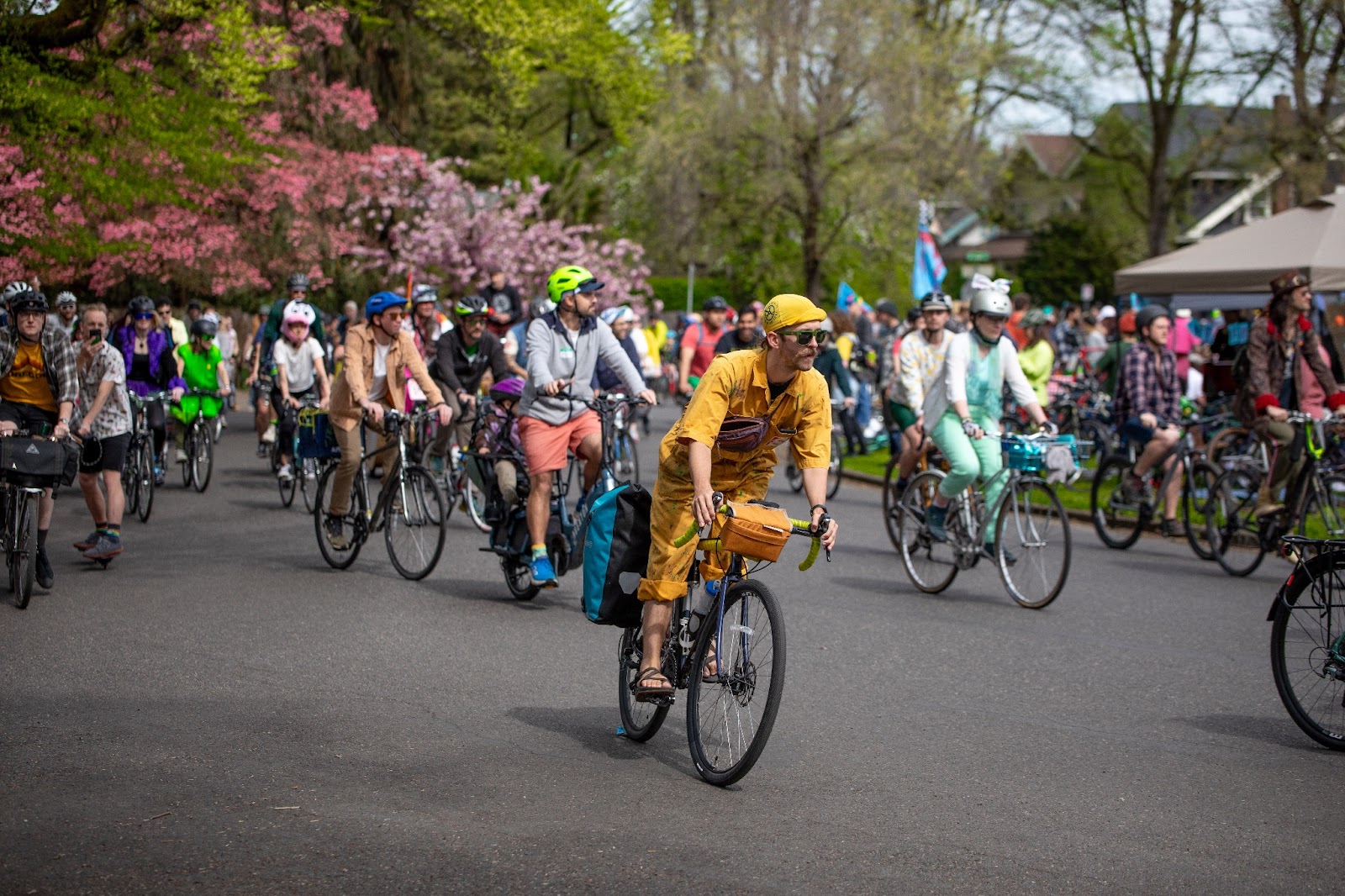 People riding bikes around in a very small loop at the Ladd's 500 relay in Portland, Oregon.