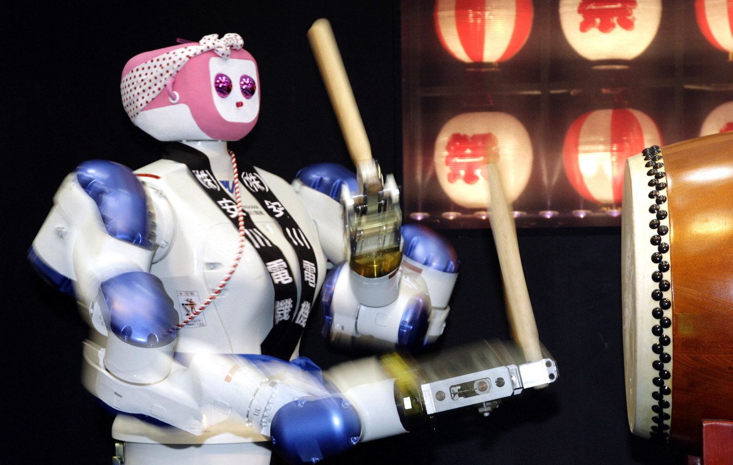 "Motoman" robots from Japan's largest industrial robot maker Yasukawa Electric, beats a drum during a demonstration at the International Robot Exhibition in Tokyo, 29 November 2007.