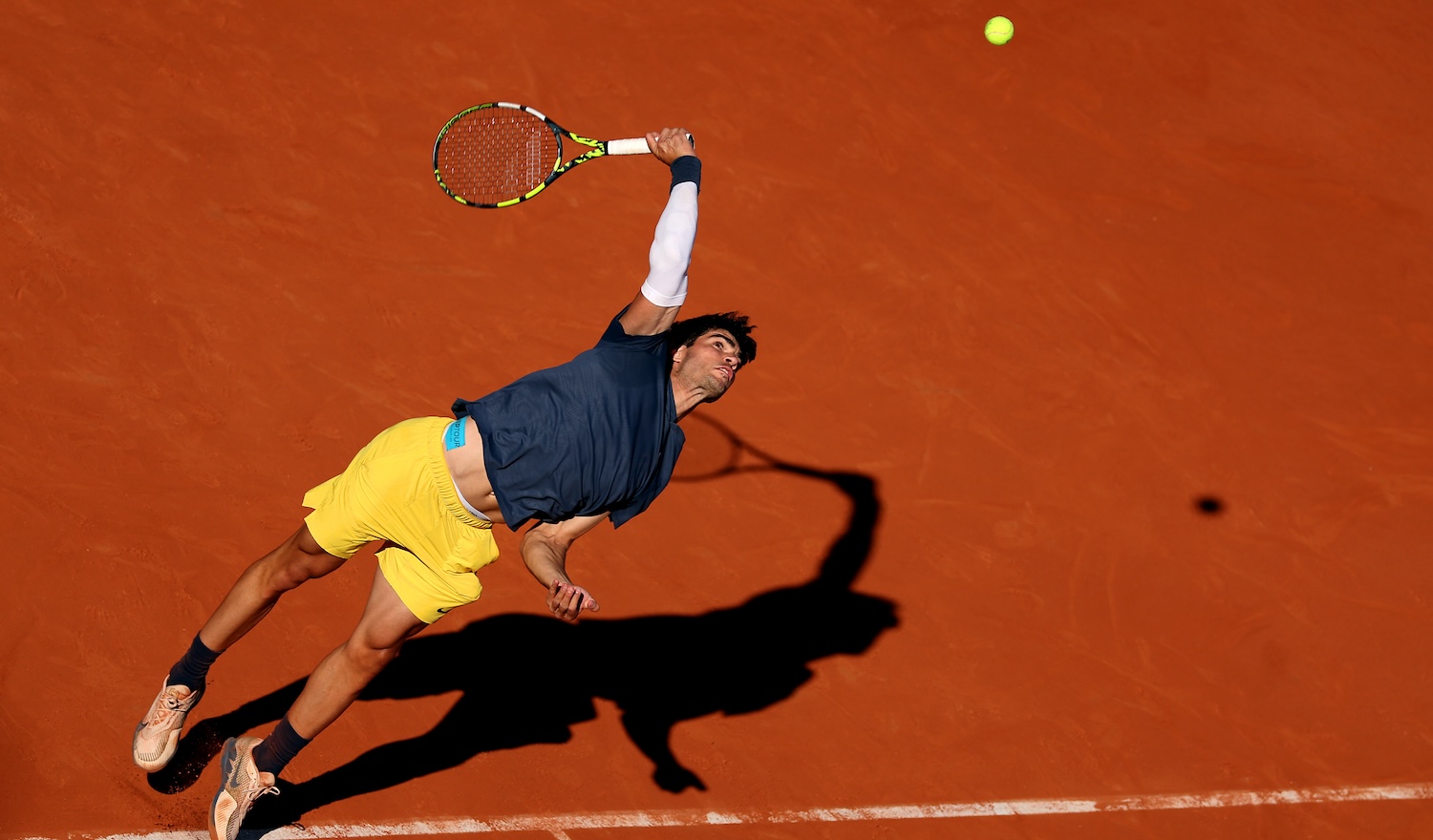 PARIS, FRANCE - JUNE 07: Carlos Alcaraz of Spain serves against Jannik Sinner of Italy during the Men's Singles Semi-Final match on Day Thirteen of the 2024 French Open at Roland Garros on June 07, 2024 in Paris, France. (Photo by Dan Istitene/Getty Images)