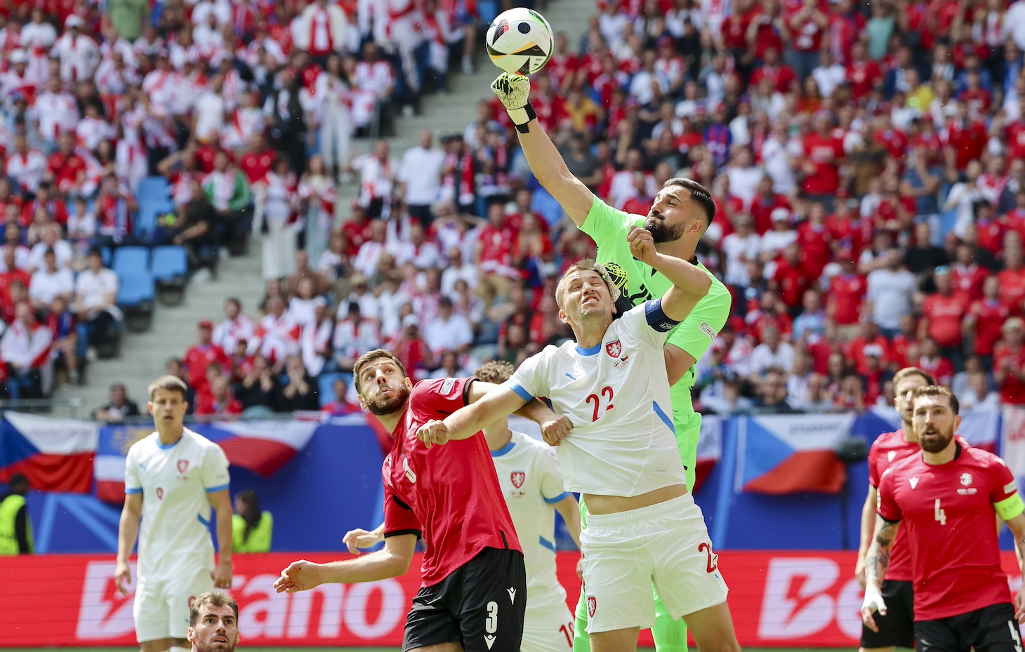 Lasha Dvali of Georgia, Tomá Soucek of Czech Republic and goalkeeper Giorgi Mamardashvili of Georgia battle for the ball during the UEFA EURO 2024 group stage match between Georgia and Czechia at Volksparkstadion on June 22, 2024 in Hamburg, Germany.