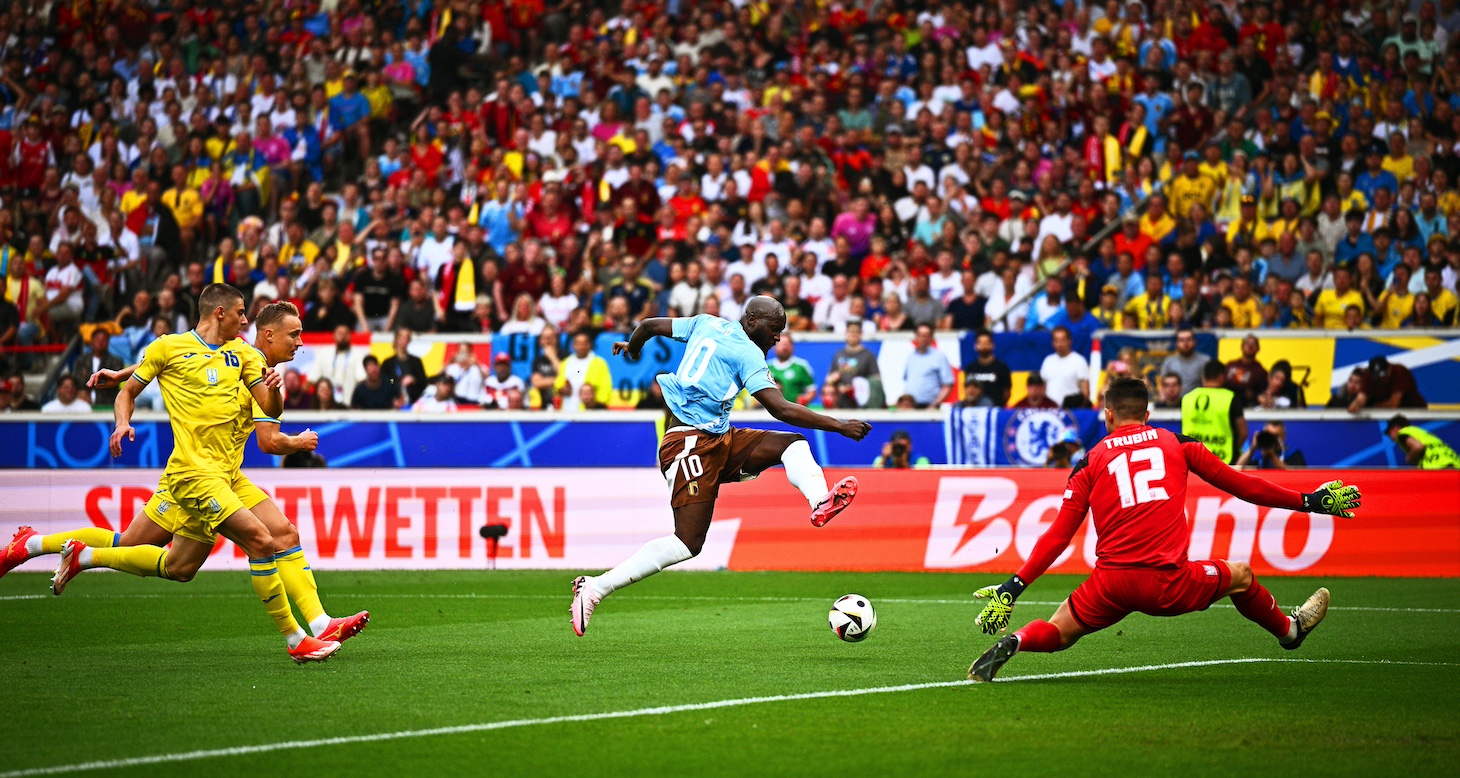 Belgium's Romelu Lukaku (M) in action against goalkeeper Anatolij Trubin (r) of Ukraine.