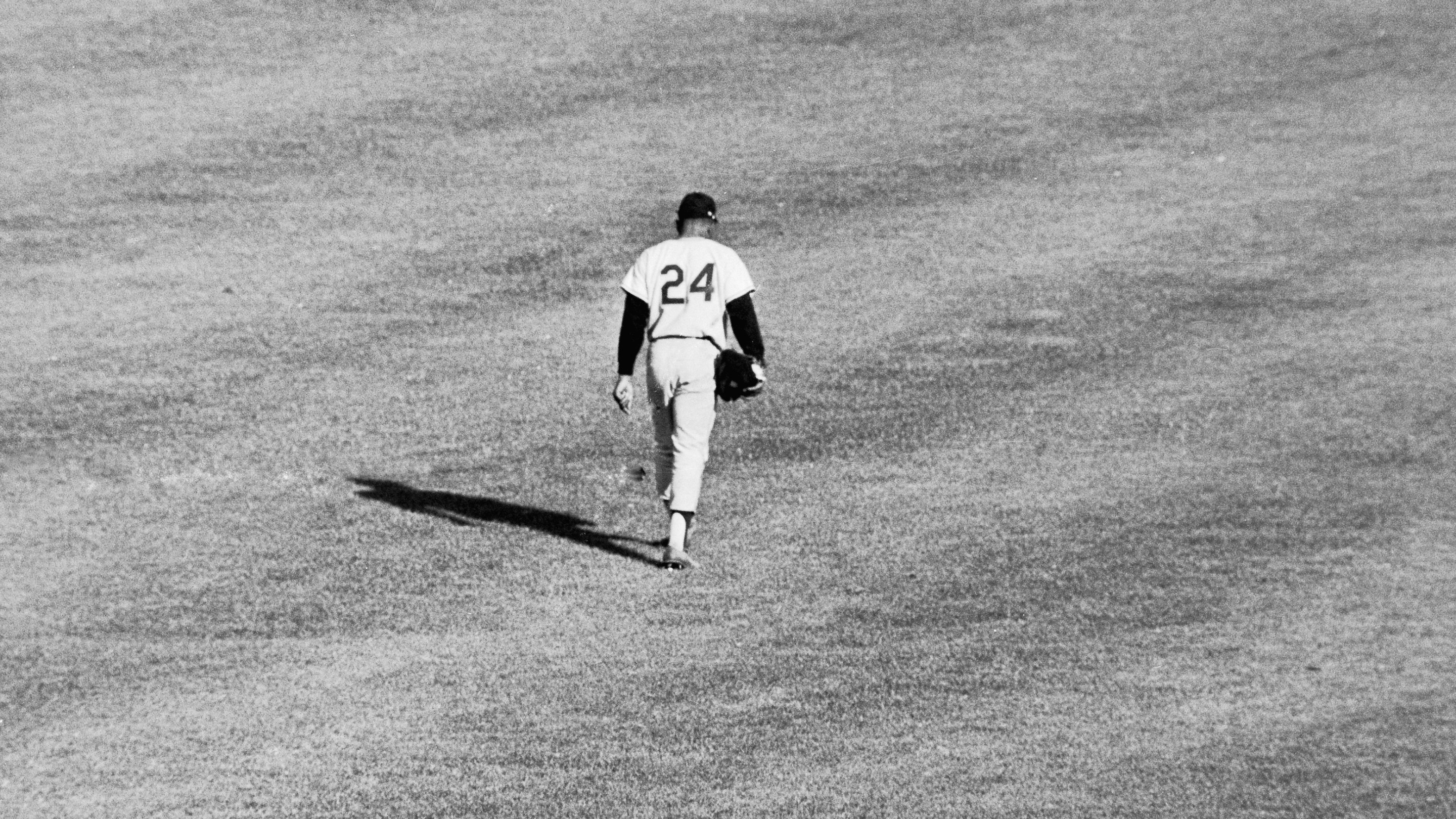 Willie Mays walking across the outfield at the Polo Grounds as a member of the San Francisco Giants during a 1962 game against the New York Mets.