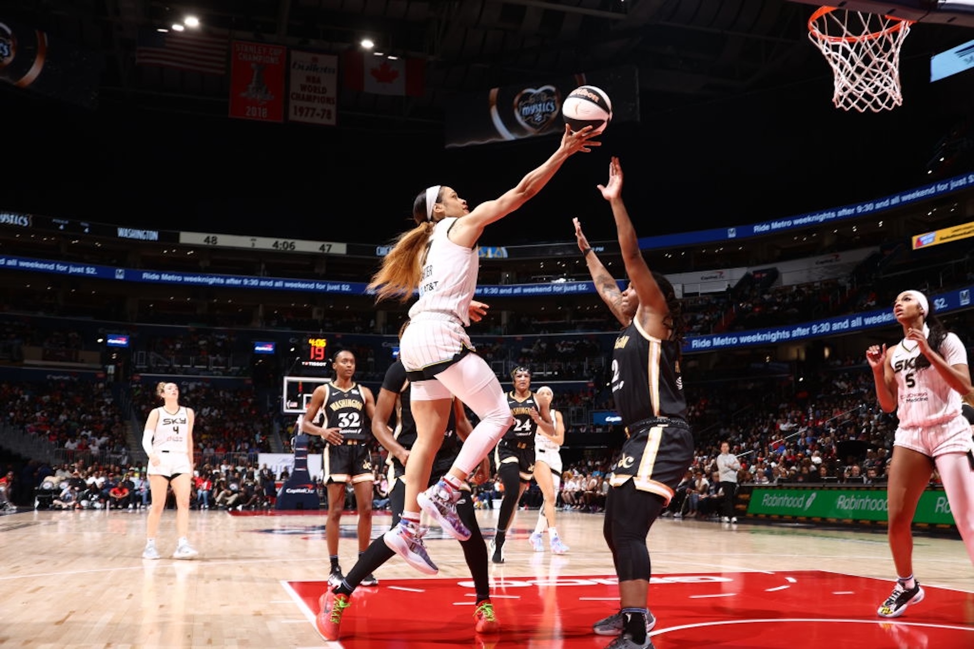 WASHINGTON, DC -  JUNE 6: Chennedy Carter #7 of the Chicago Sky drives to the basket during the game against the Washington Mystics on June 6, 2024 at Capital One Arena in Washington, DC. NOTE TO USER: User expressly acknowledges and agrees that, by downloading and or using this Photograph, user is consenting to the terms and conditions of the Getty Images License Agreement. Mandatory Copyright Notice: Copyright 2023 NBAE