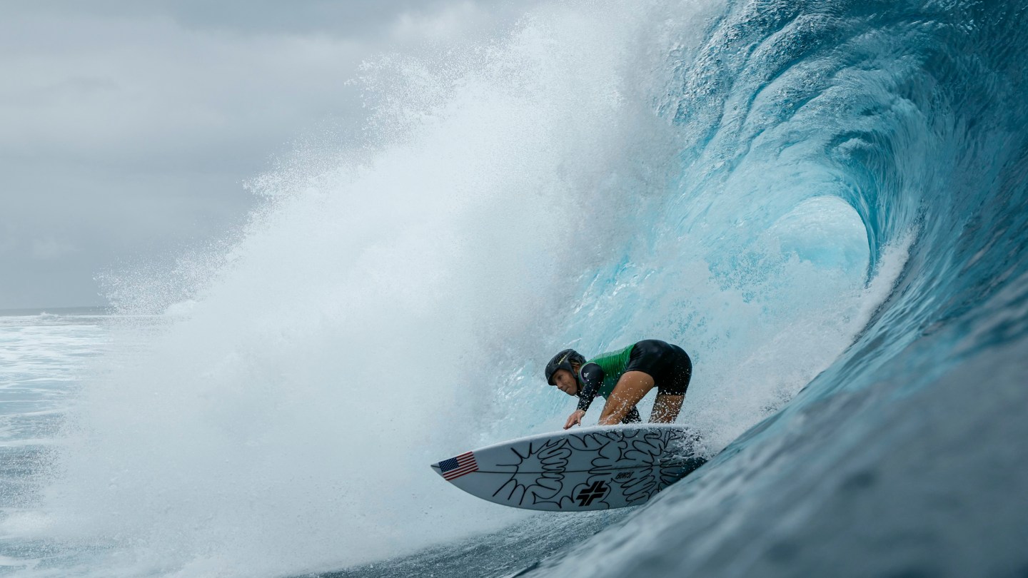 US' Caitlin Simmers does a turn after coming out of the barrel in the 4th heat of the women's surfing round 1, during the Paris 2024 Olympic Games, in Teahupo'o, on the French Polynesian Island of Tahiti, on July 27, 2024.