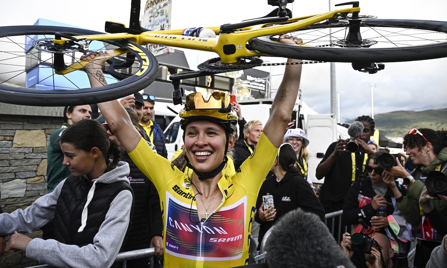 Canyon//SRAM Racing team's Polish rider Katarzyna Niewiadoma celebrates after crossing the finish line and winning the third edition of the Women's Tour de France cycling race, after the 8th and last stage of the Tour de France, a 149.9 km between Le Grand Bornand and the Alpe d'Huez, in south-eastern France, on August 18, 2024. (Photo by JULIEN DE ROSA / AFP)