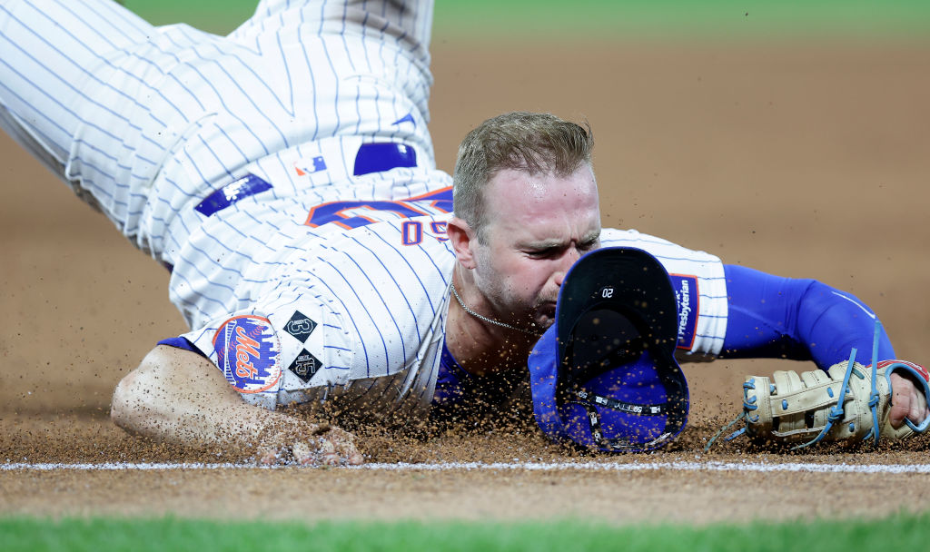 Pete Alonso #20 of the New York Mets dives for a ball