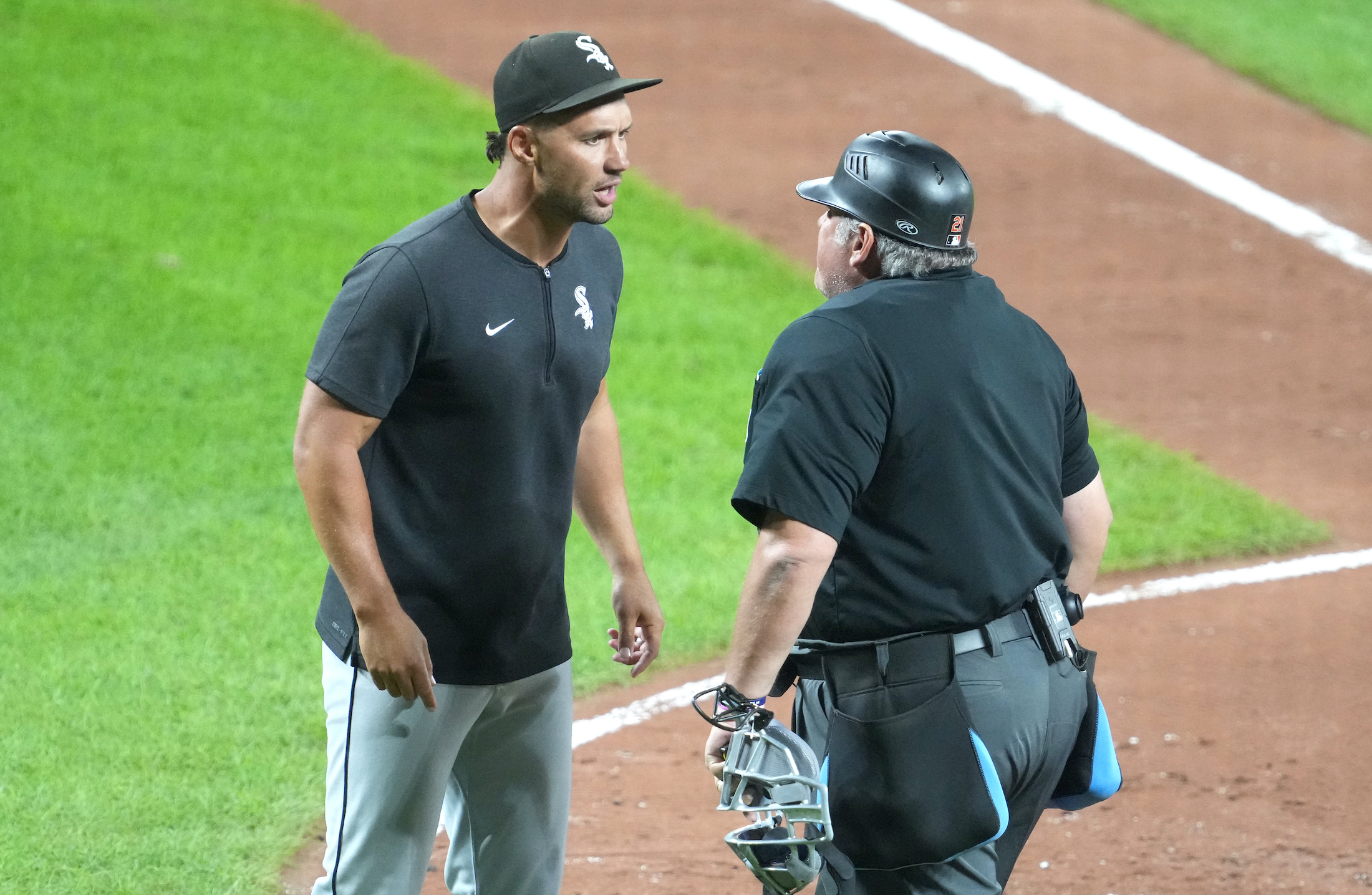 White Sox interim manager Grady Sizemore argues with umpire and gets ejected from the game