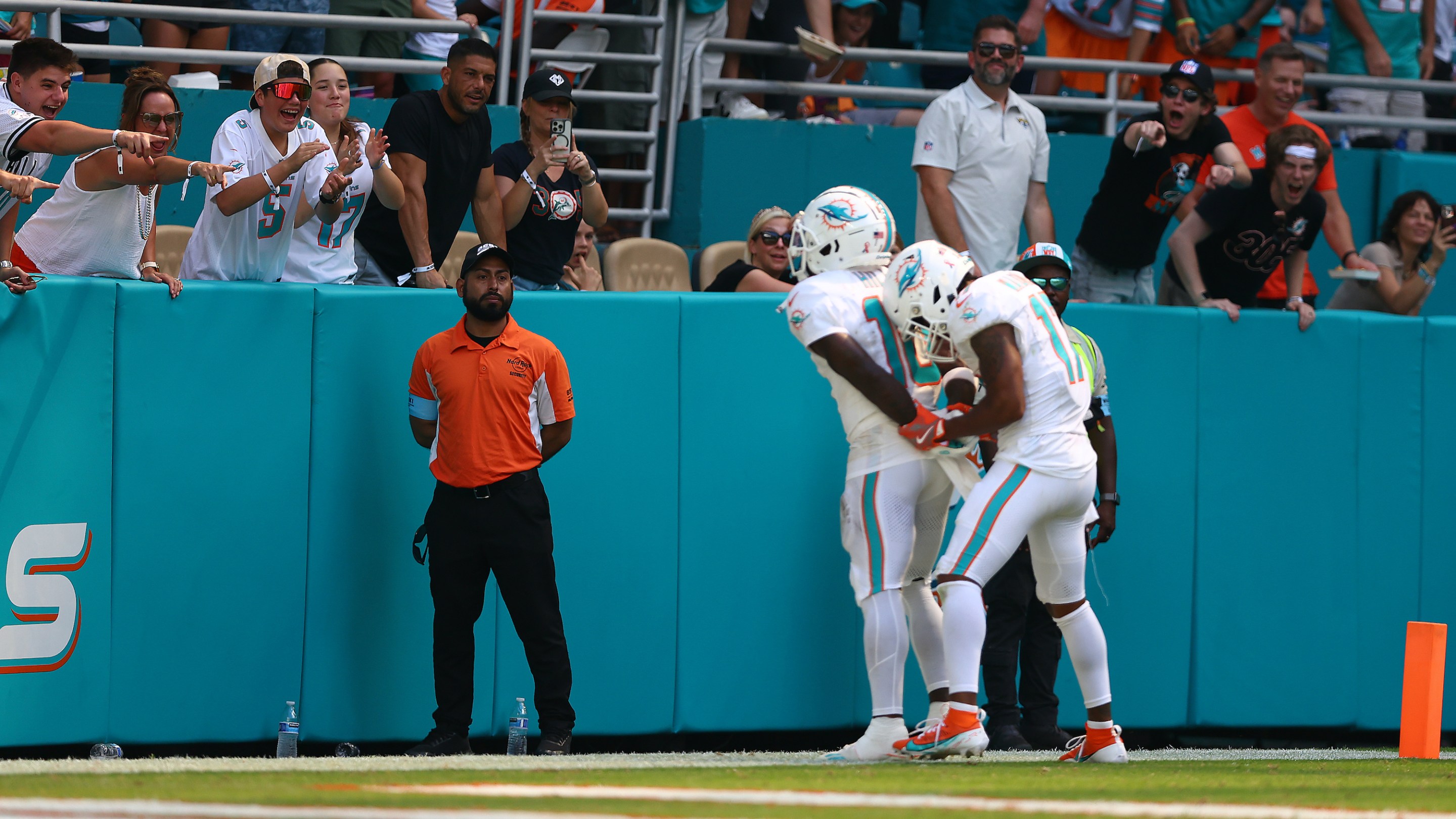 Tyreek Hill does a fake arrest celebration during the Dolphins' Week 1 game, hours after being detained by Miami-Dade police