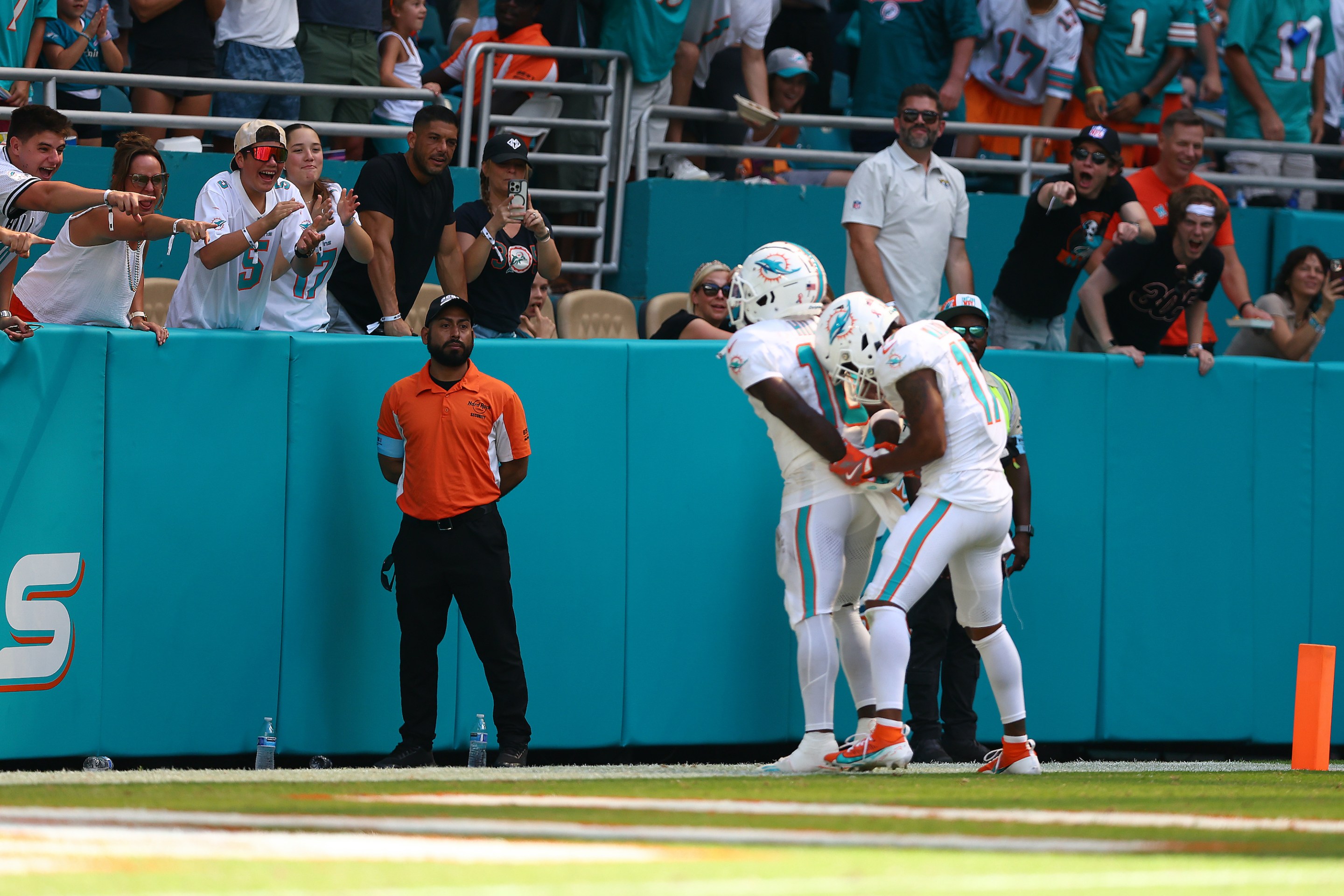 Tyreek Hill does a fake arrest celebration during the Dolphins' Week 1 game, hours after being detained by Miami-Dade police