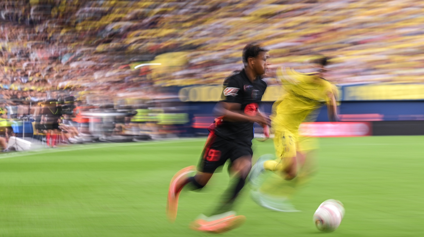 Lamine Yamal of FC Barcelona runs with the ball during the LaLiga match between Villarreal CF and FC Barcelona at Estadio de la Ceramica on September 22, 2024 in Villarreal, Spain.