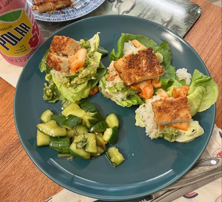 Some tofu lettuce wraps on a blue-green plate.