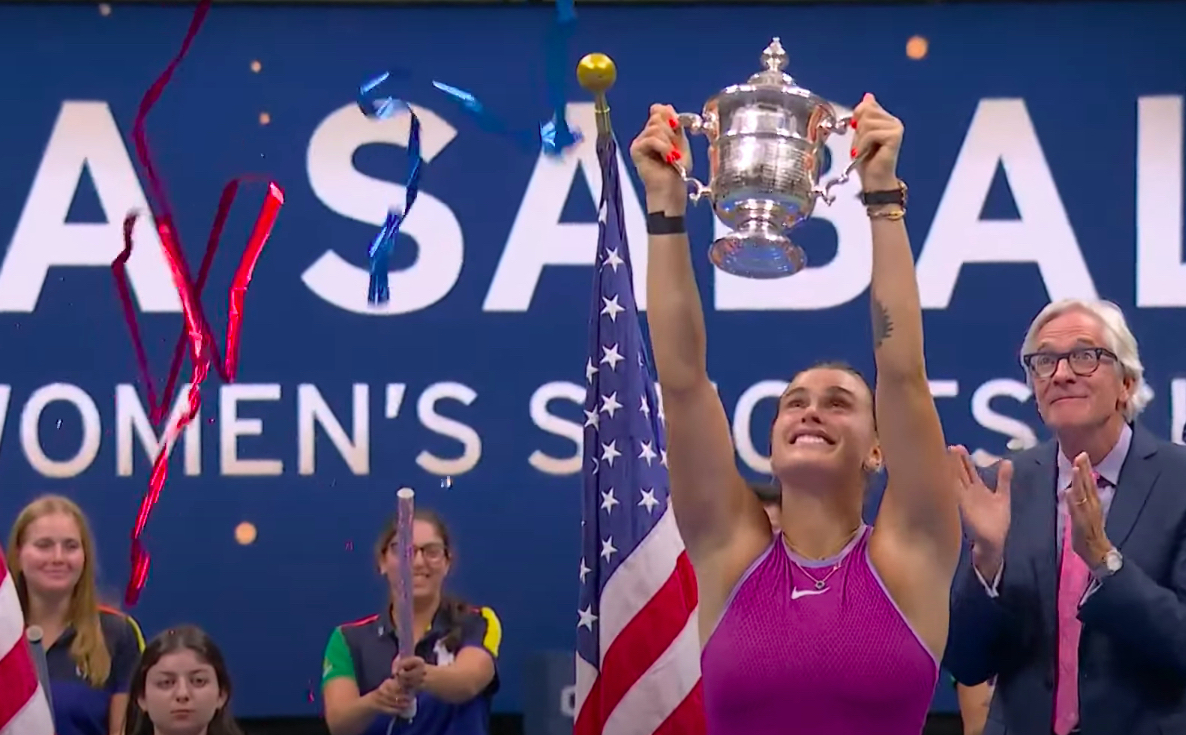 Aryna Sabalenka raises the U.S. Open trophy