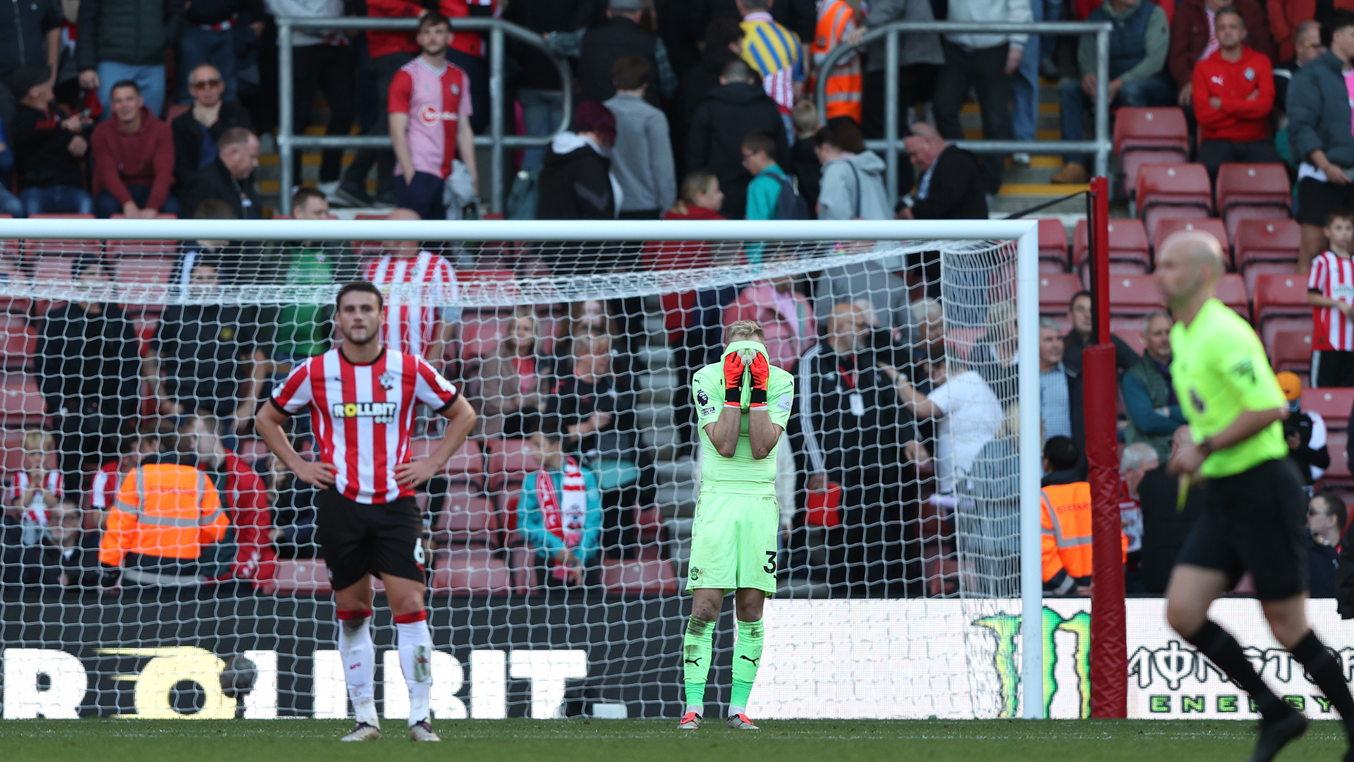 Southampton goalkeeper Aaron Ramsdale reacts after conceding the late winning goal during the Premier League match between Southampton FC and Leicester City FC at St Mary's Stadium on October 19, 2024 in Southampton, England.