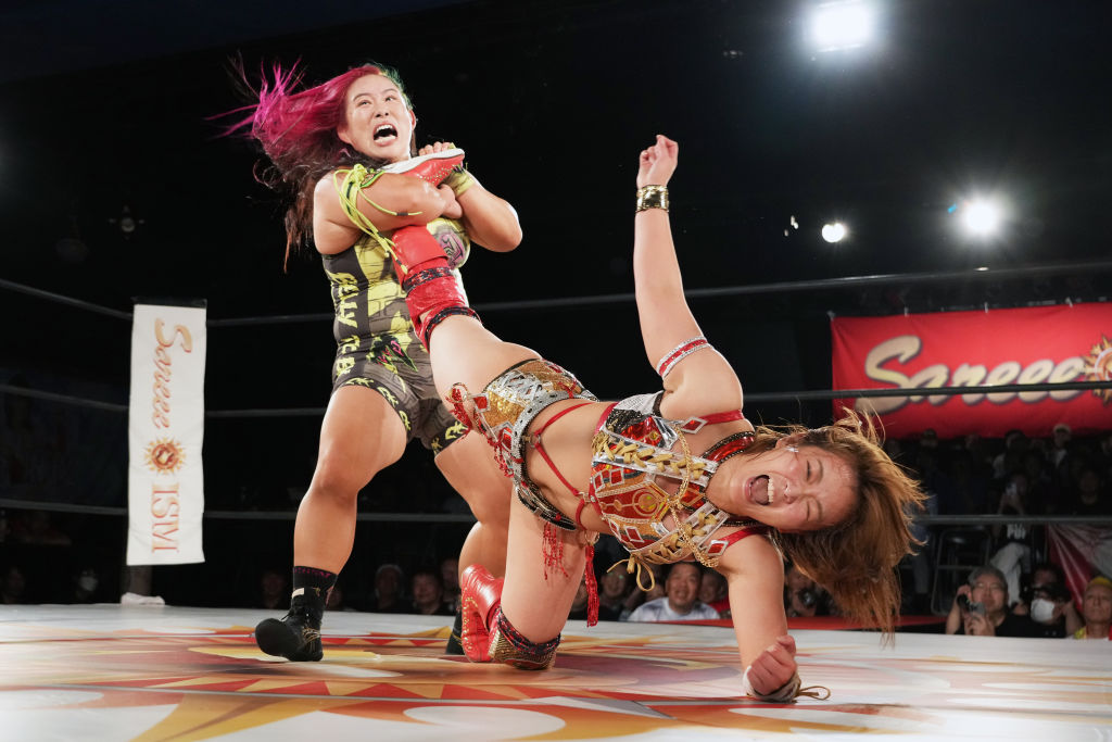 Chihiro Hashimoto and Sareee compete