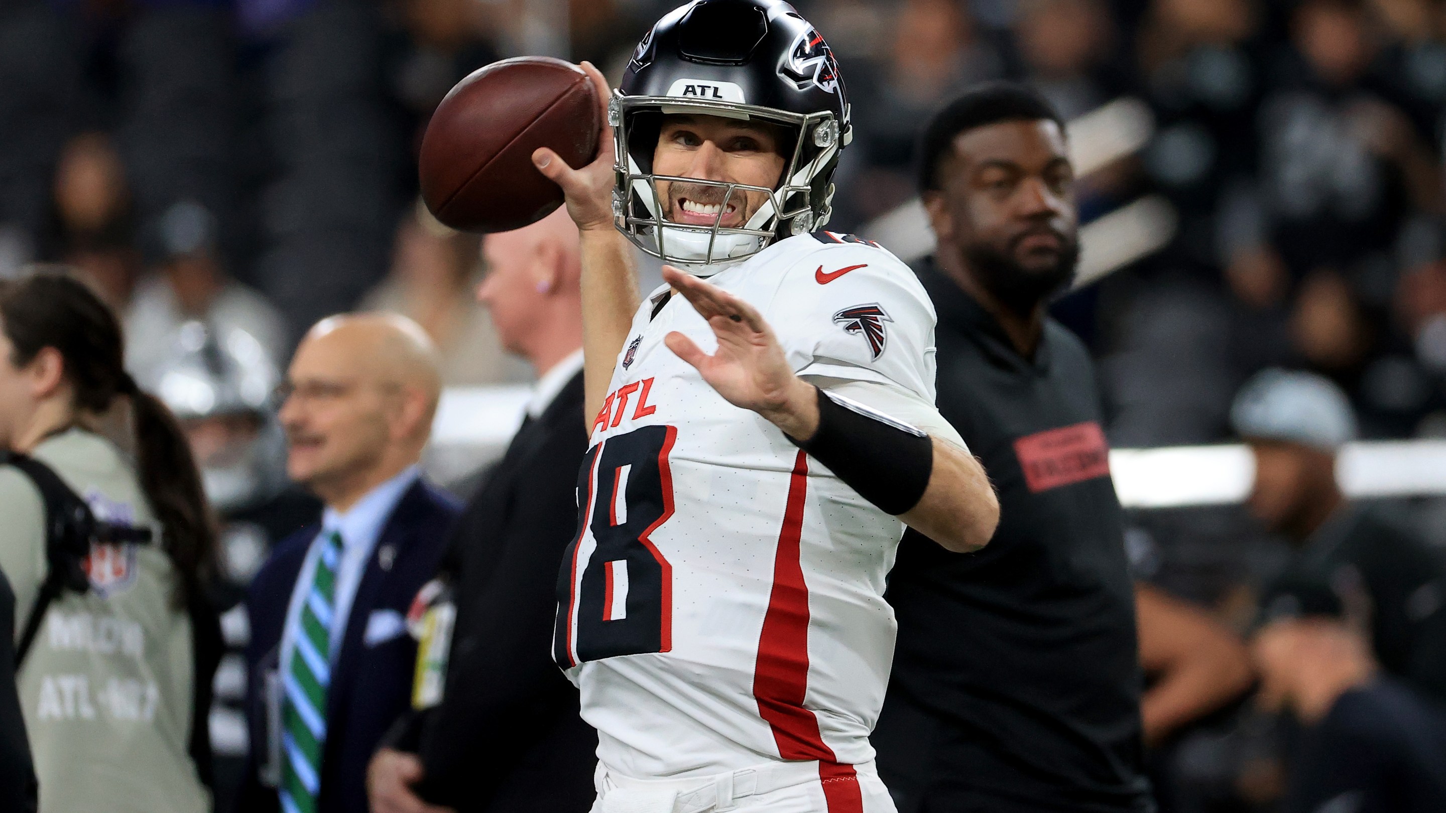 Kirk Cousins #18 of the Atlanta Falcons warms up prior to the game against the Las Vegas Raiders at Allegiant Stadium on December 16, 2024 in Las Vegas, Nevada.