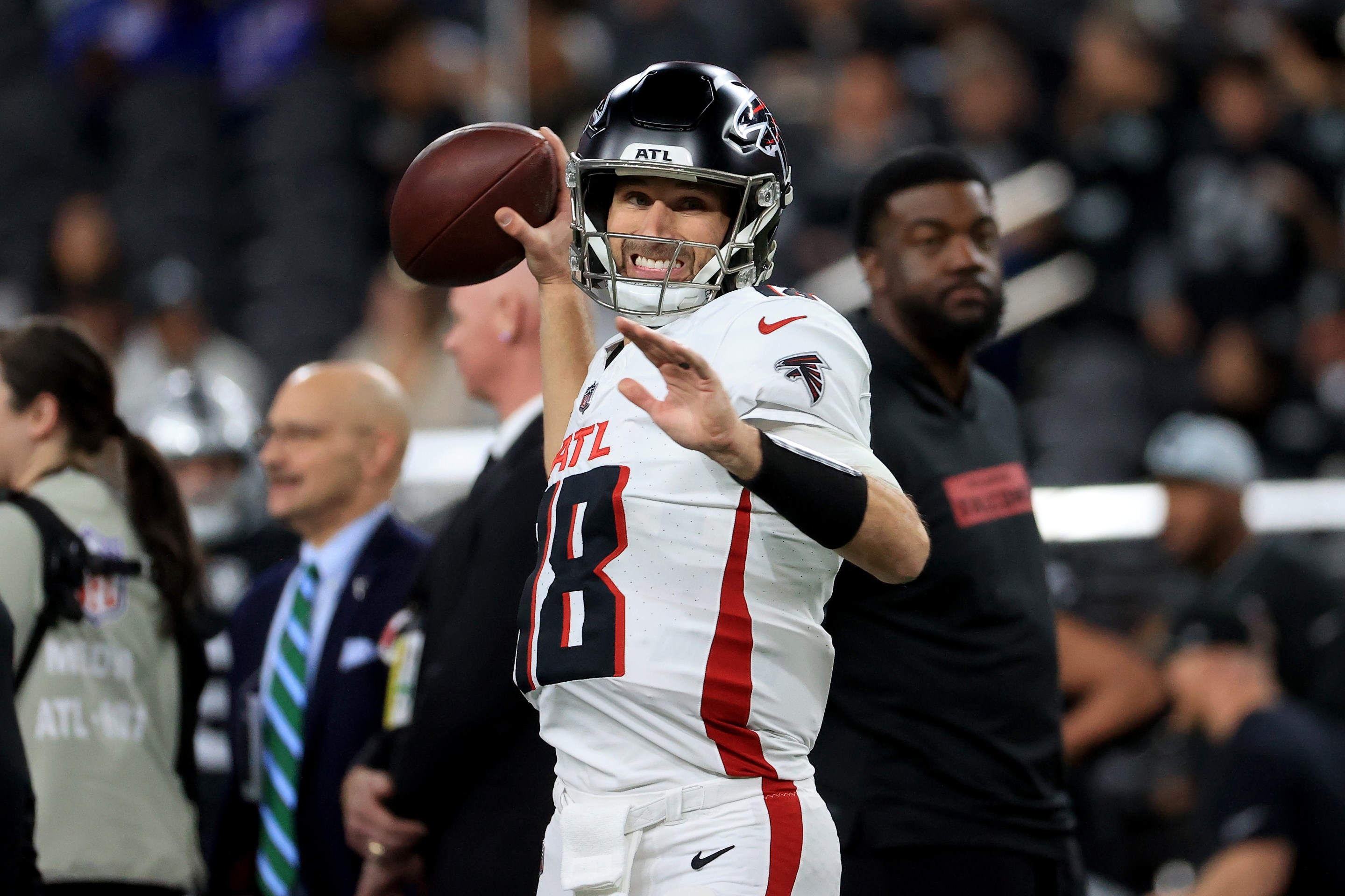 Kirk Cousins #18 of the Atlanta Falcons warms up prior to the game against the Las Vegas Raiders at Allegiant Stadium on December 16, 2024 in Las Vegas, Nevada.