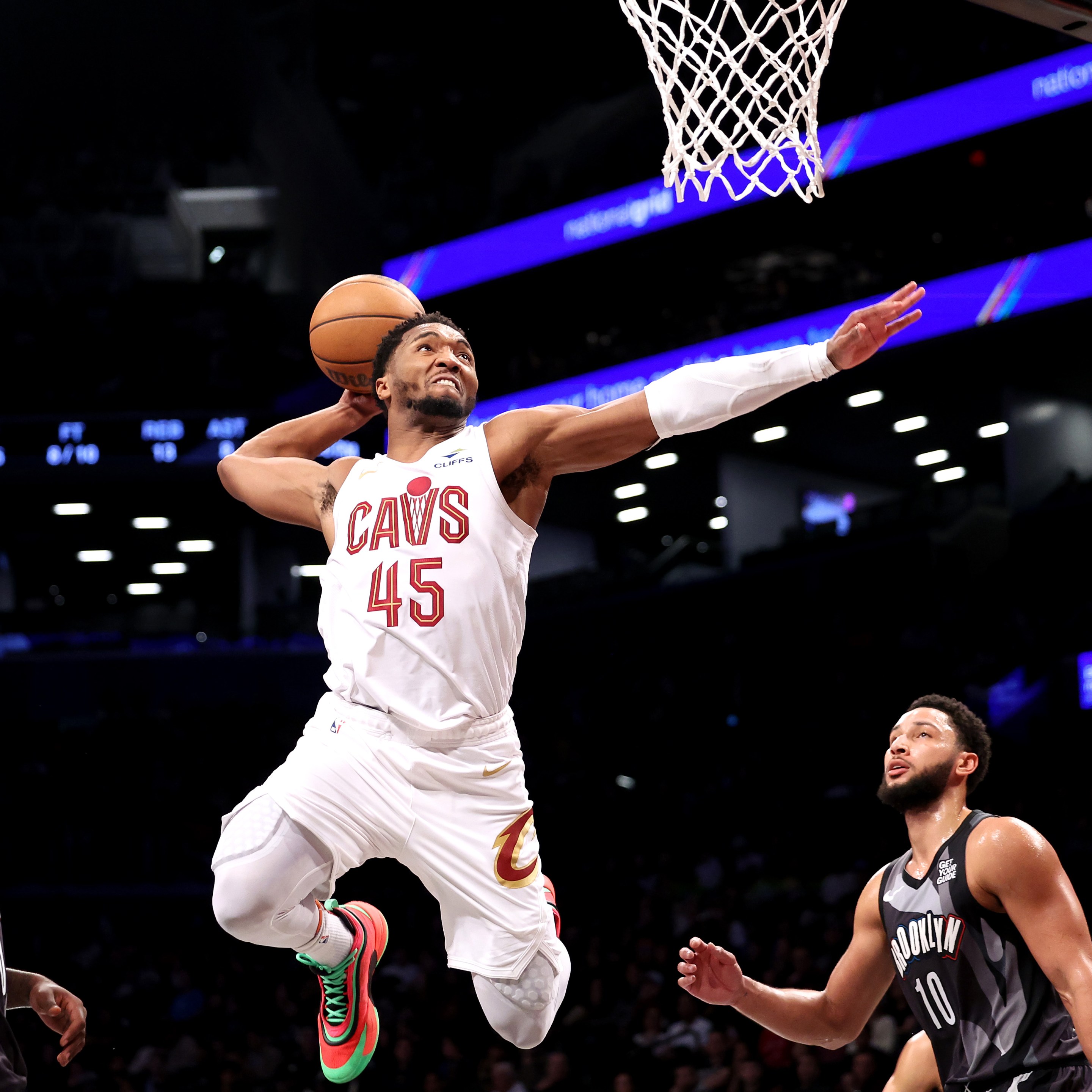 Donovan Mitchell dunks.