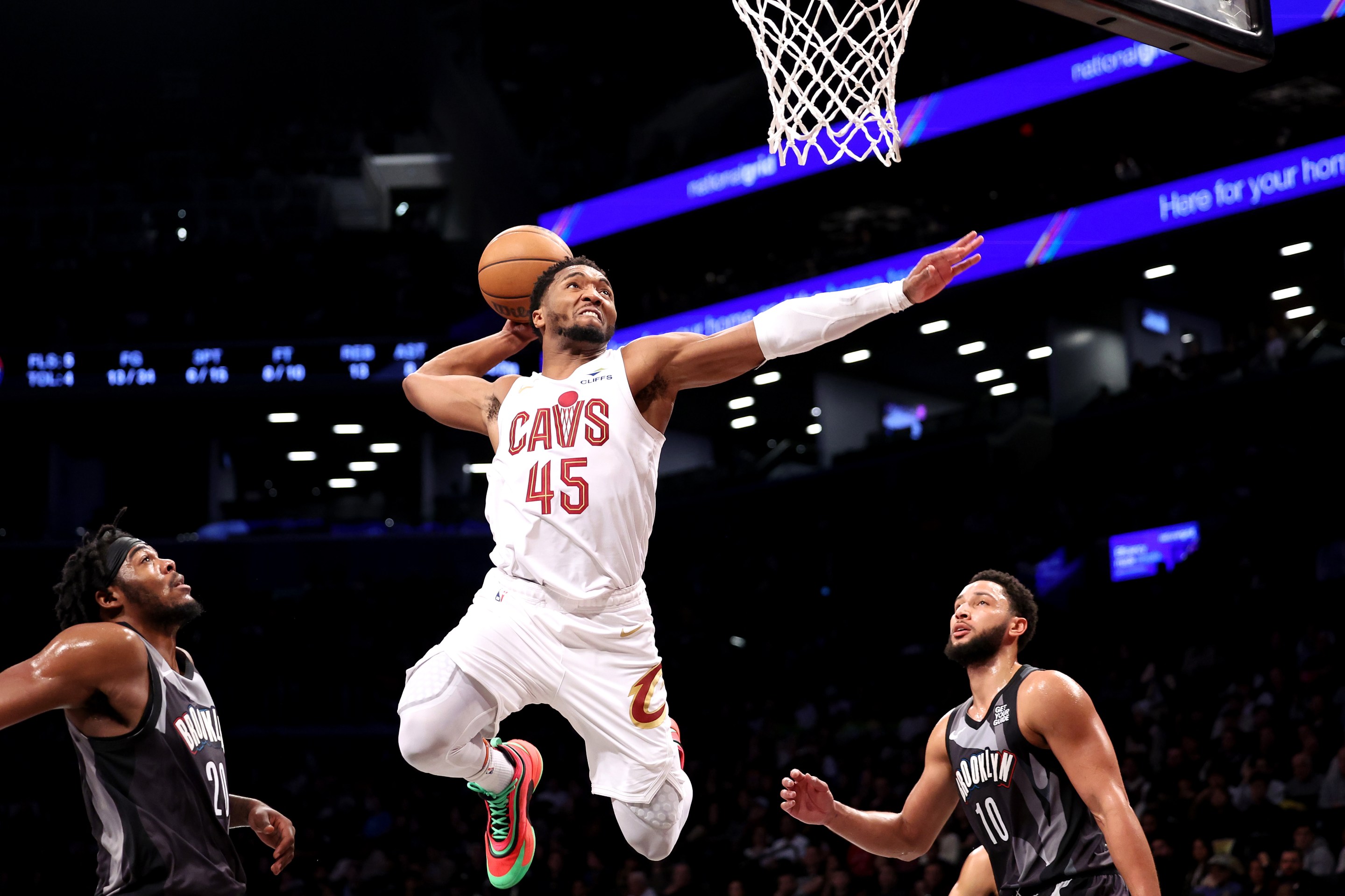 Donovan Mitchell dunks.