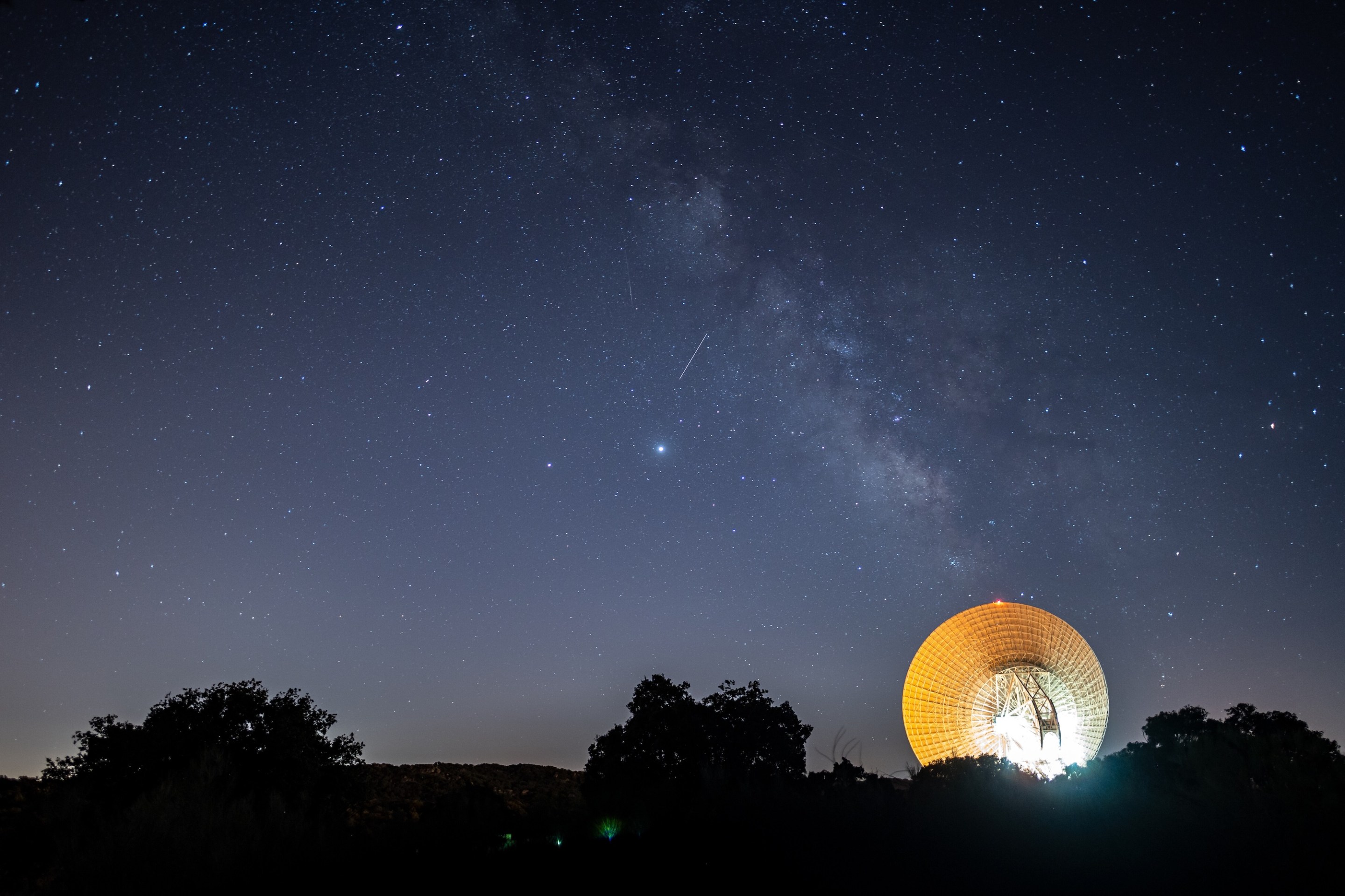 ROBLEDO DE CHAVELA, MADRID, SPAIN - 2020/08/19: A meteor crossing the night sky over the Milky way and a large antenna of the Madrid Deep Space Communications Complex of NASA and JPL, used for for tracking vehicles and spacecraft as well as for radioastronomy research. (Photo by Marcos del Mazo/LightRocket via Getty Images)