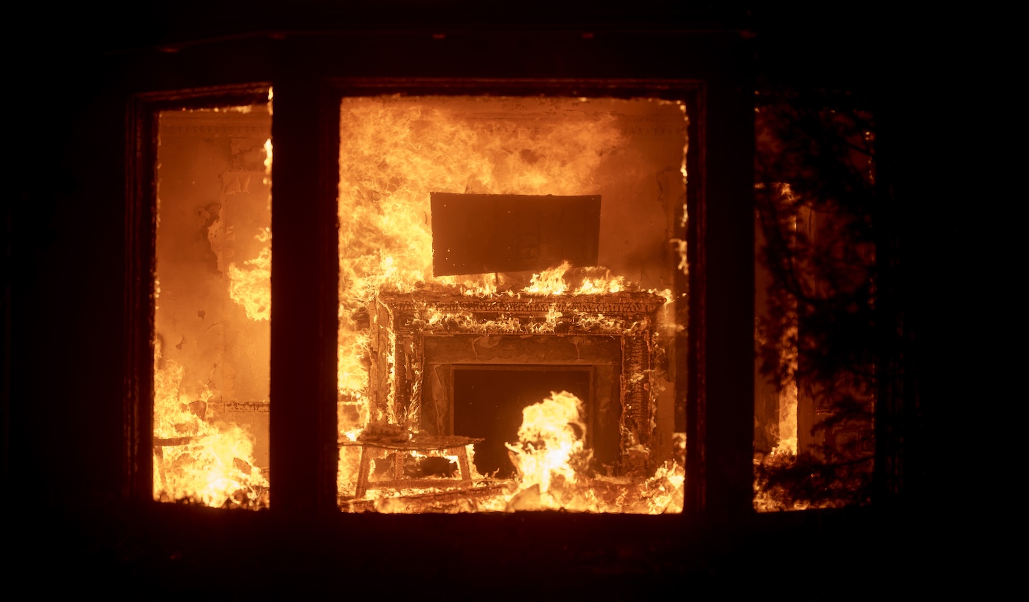 LOS ANGELES, CALIFORNIA - JANUARY 7: Flames from the Palisades Fire burn a home on January 7, 2025 in the Pacific Palisades neighborhood of Los Angeles, California. (Photo by Eric Thayer/Getty Images)