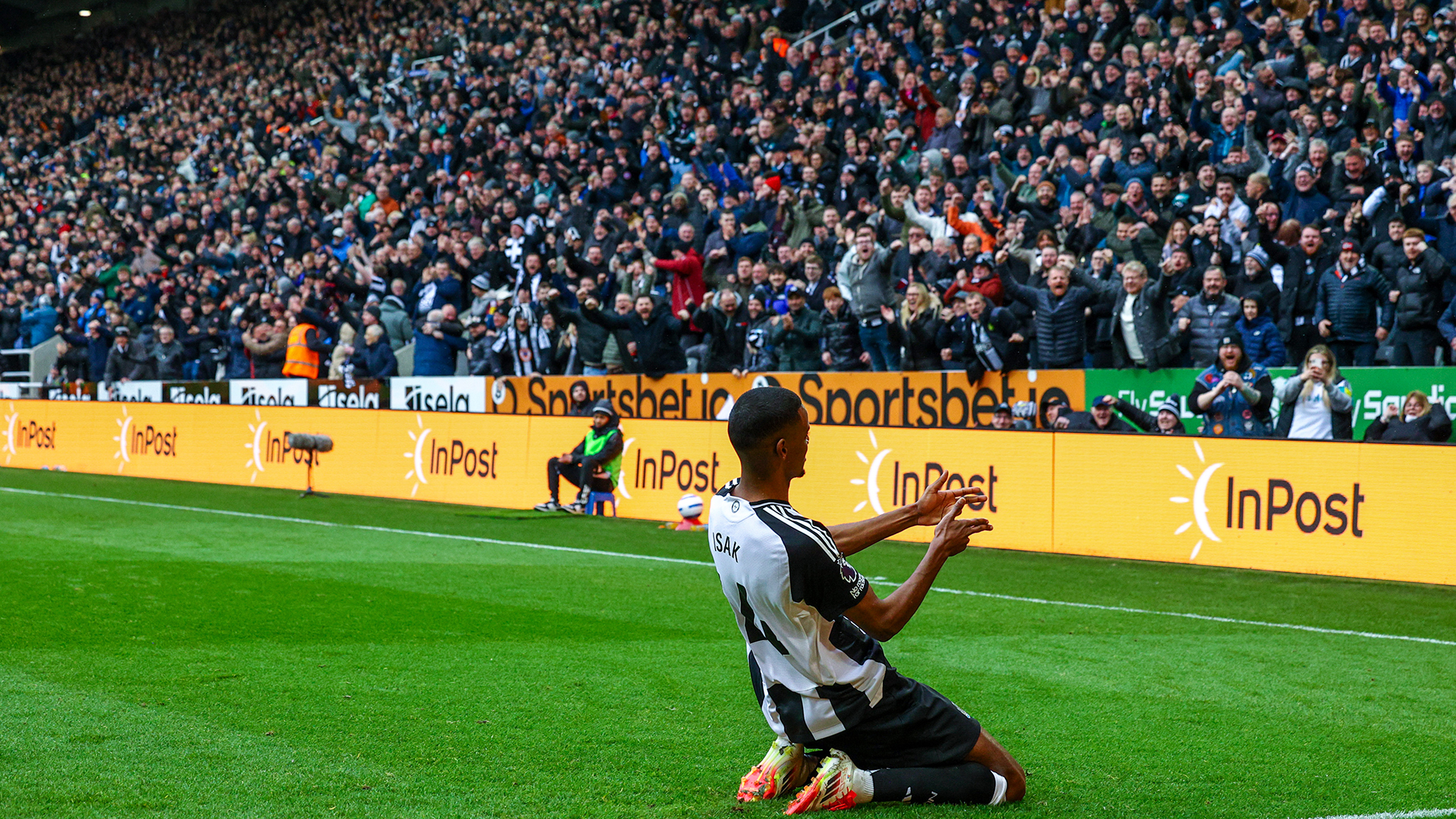 Newcastle United's Alexander Isak celebrates scoring his side's fourth goal from the penalty spot during the Premier League match between Newcastle United FC and Nottingham Forest FC at St James' Park on February 23, 2025 in Newcastle upon Tyne, England.