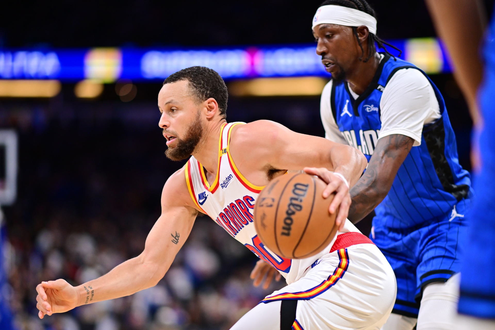 Steph Curry dribbling the ball in a game against the Orlando Magic.