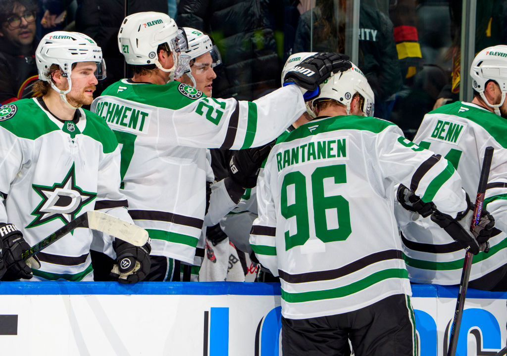 Mikko Rantanen celebrates his goal with teammates