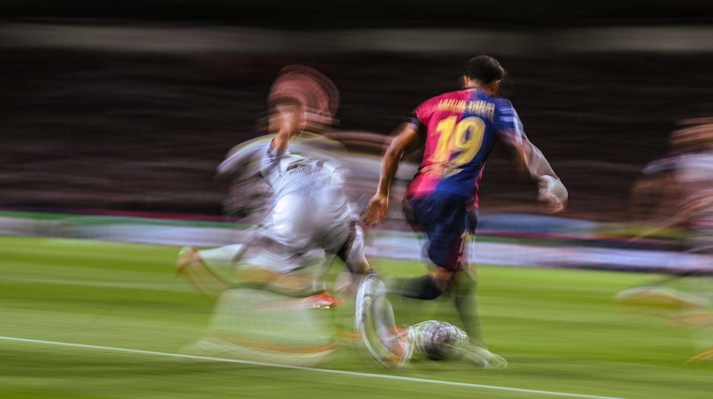 Lamine Yamal of FC Barcelona runs with the ball during the UEFA Champions League 2024/25 UEFA Champions League 2024/25 Round of 16 Second Leg match between FC Barcelona and SL Benfica at Estadi Olímpic Lluís Companys on March 11, 2025 in Barcelona, Spain.