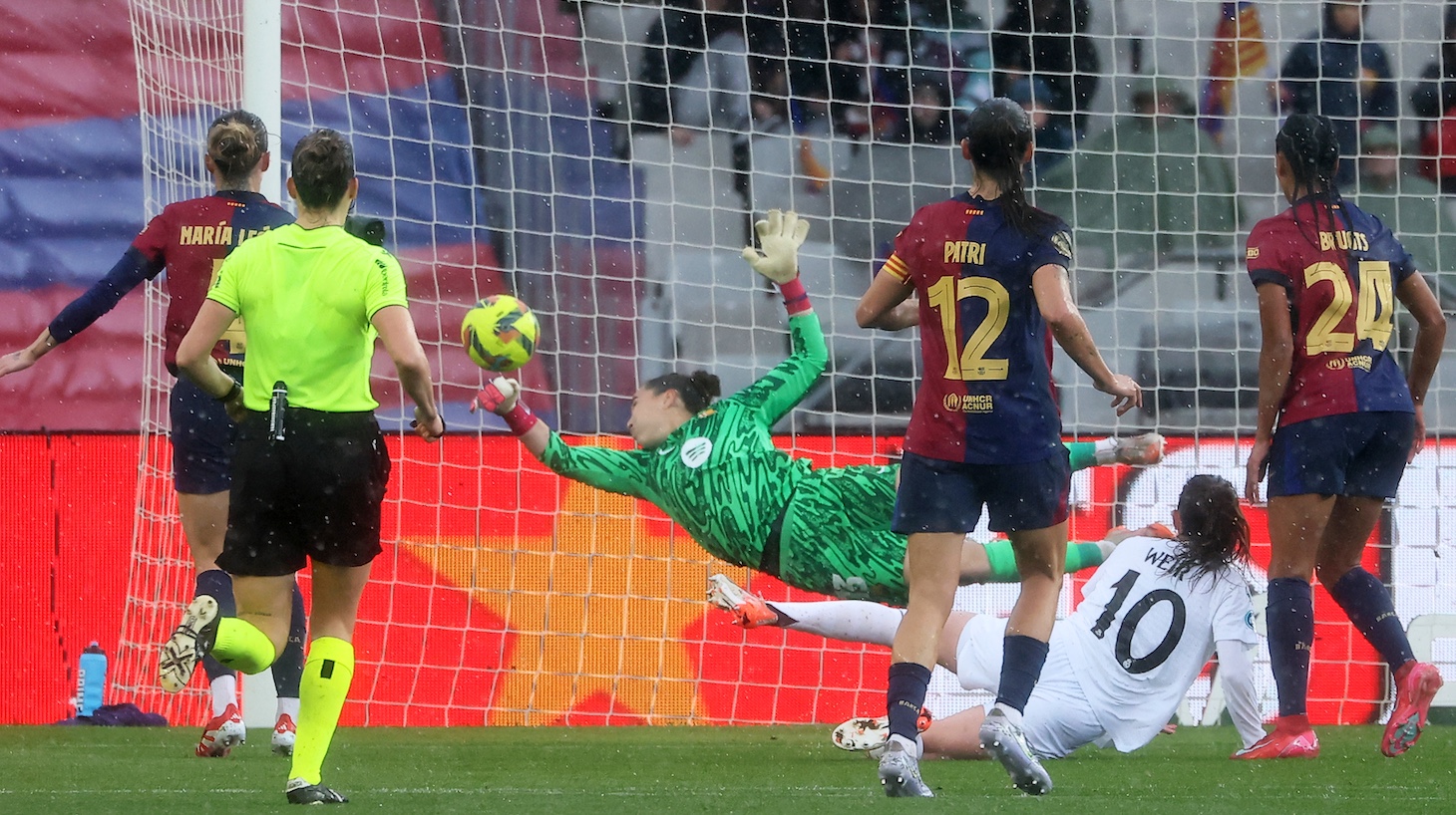 Caroline Weir scores during the match between FC Barcelona Women and Real Madrid CF Women in week 23 of the Liga F, played at the Olympic Stadium Lluis Companys in Barcelona, Spain, on March 23, 2025.