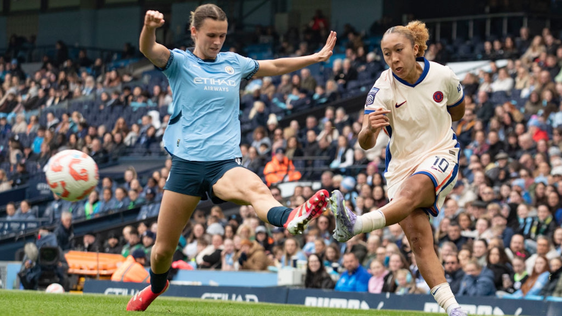 Lauren James #10 of Chelsea F.C. women crosses the ball during the Barclays FA Women's Super League match between Manchester City and Chelsea at the Etihad Stadium in Manchester, England, on March 23, 2025.