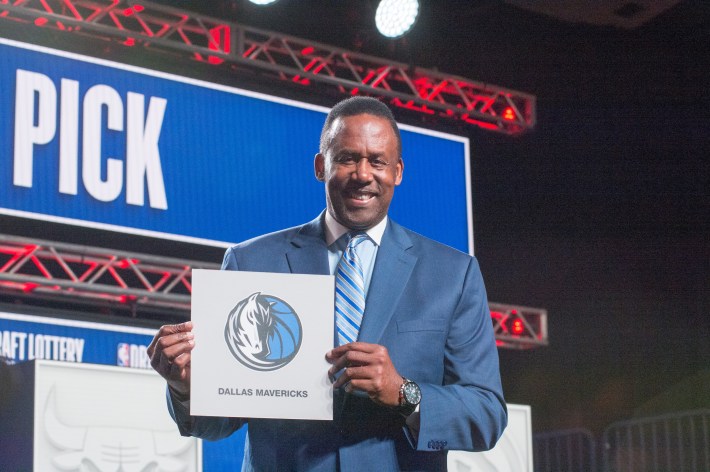 Rolando Blackman holds up a Mavericks logo at the lottery.
