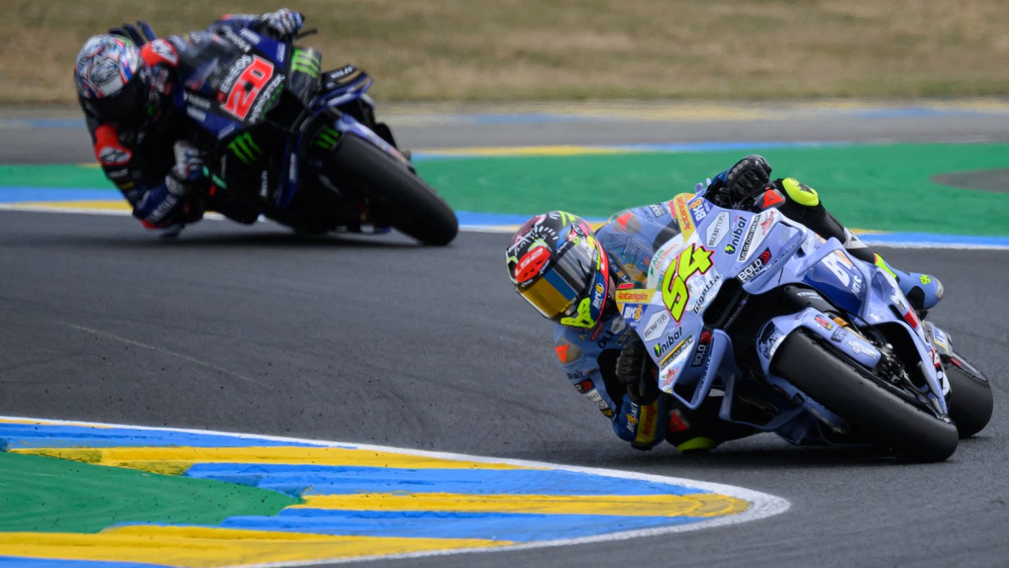 BK8 Gresini Racing MotoGP team's Spanish MotoGP rider Fermin Aldeguer (R) rides to place third, ahead of Monster Energy Yamaha MotoGP team's French motoGP rider Fabio Quartararo, placing fourth, in the France Moto GP Sprint race at the Le Mans Circuit on May 10, 2025.