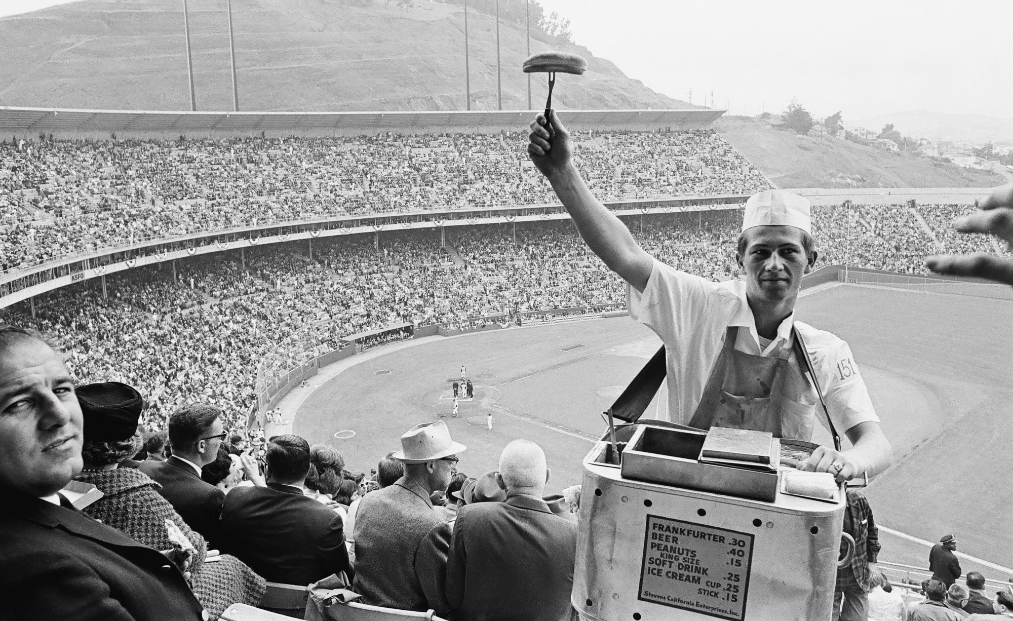 SAN FRANCISCO, CALIFORNIA - APRIL 20: A hawker advertises a hot dog at the San Francisco Giants home opener at Candlestick Park in San Francisco, Calif. on April 20, 1965. The opener was attended by 37,784 fans. (Photo by Howard Erker/MediaNews Group/Oakland Tribune via Getty Images)