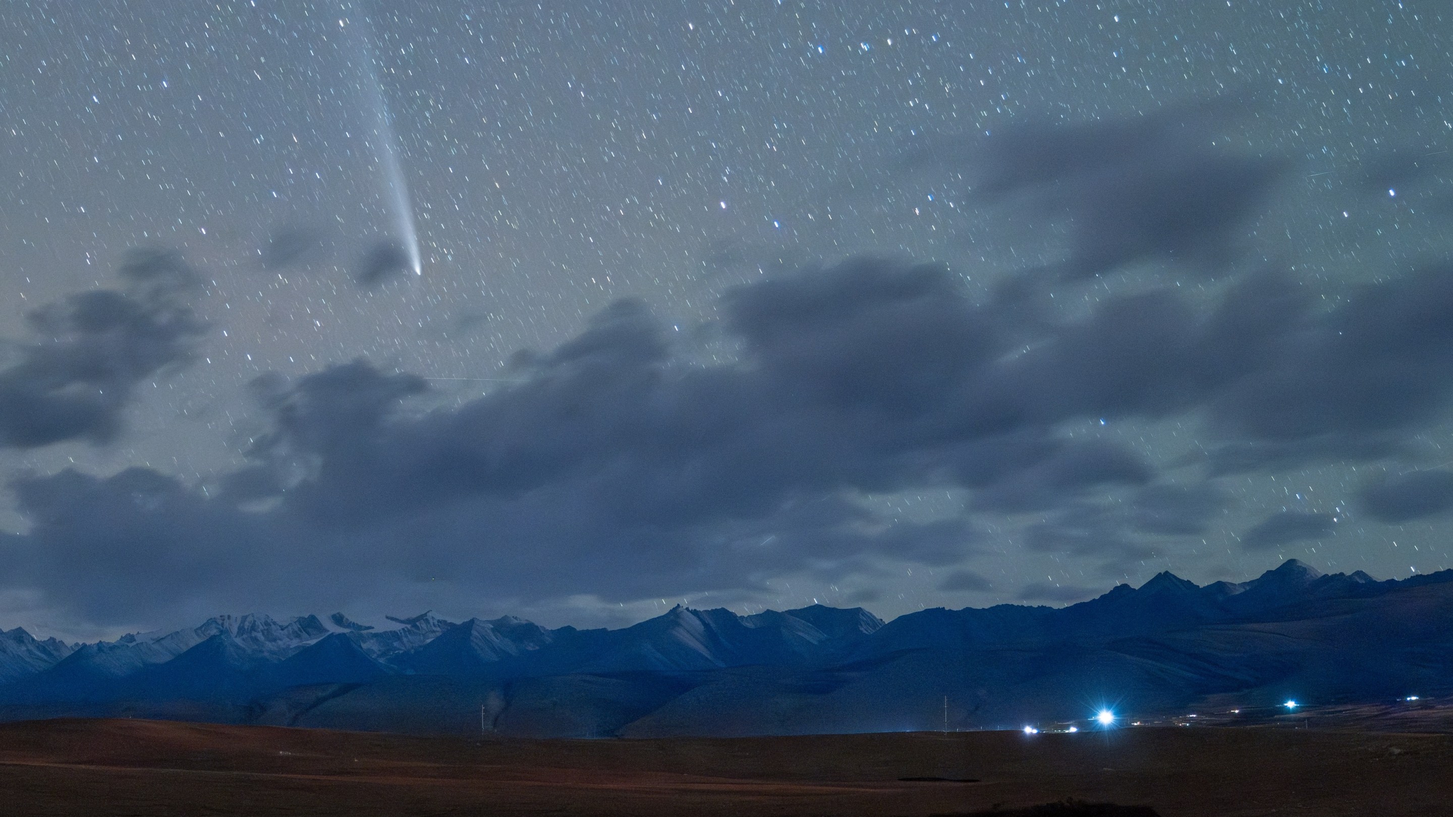 LHASA, CHINA - OCTOBER 23: Comet C/2023 A3 (Tsuchinshan-ATLAS) streaks across the sky on October 23, 2024 in Lhasa, Xizang Autonomous Region of China. (Photo by Jiang Feibo/China News Service/VCG via Getty Images)