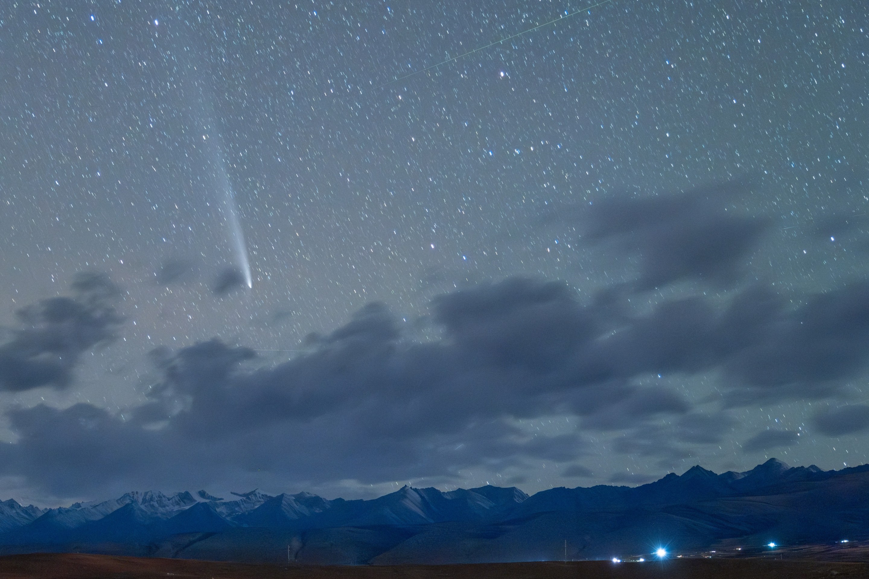 LHASA, CHINA - OCTOBER 23: Comet C/2023 A3 (Tsuchinshan-ATLAS) streaks across the sky on October 23, 2024 in Lhasa, Xizang Autonomous Region of China. (Photo by Jiang Feibo/China News Service/VCG via Getty Images)