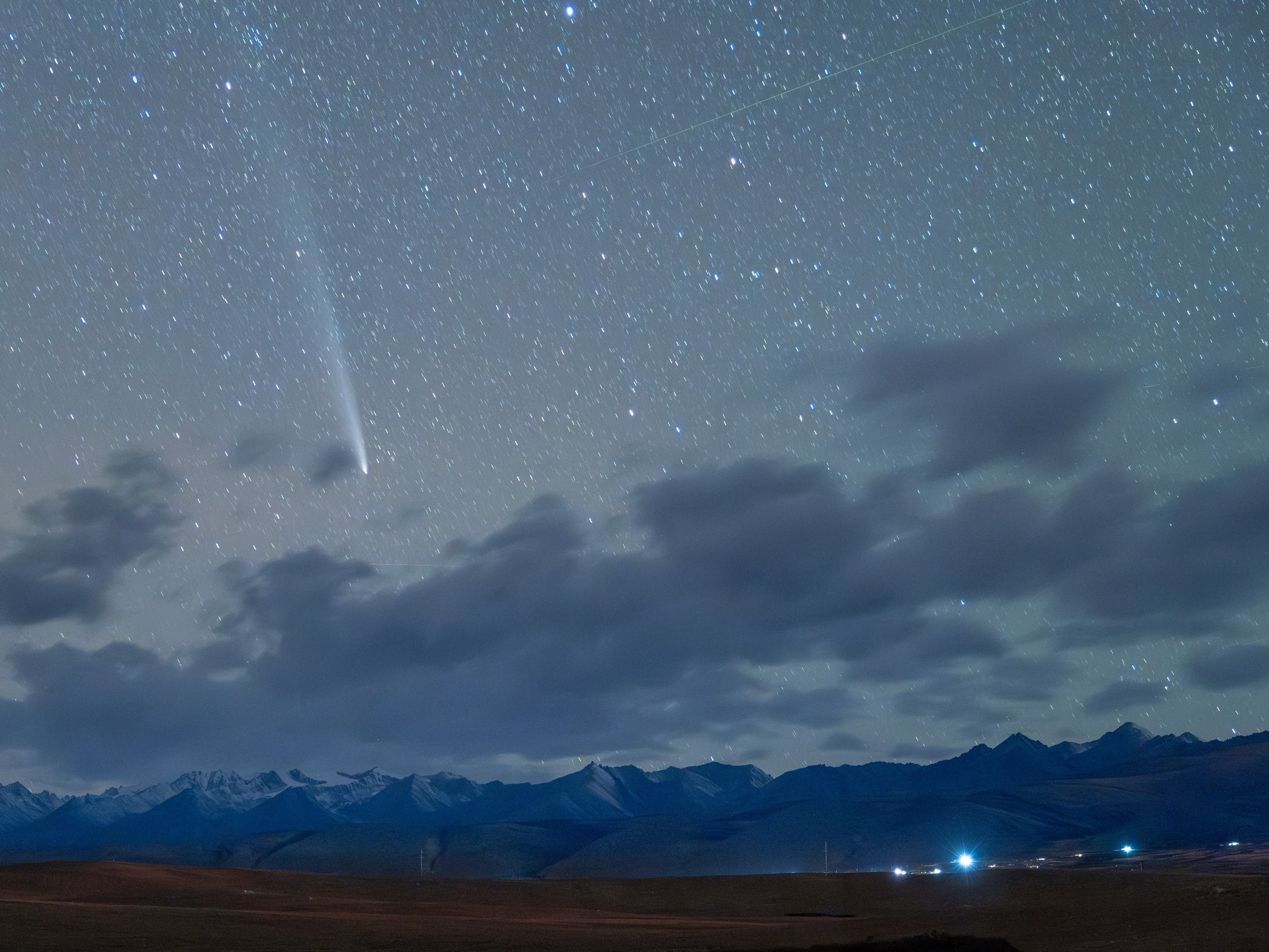 LHASA, CHINA - OCTOBER 23: Comet C/2023 A3 (Tsuchinshan-ATLAS) streaks across the sky on October 23, 2024 in Lhasa, Xizang Autonomous Region of China. (Photo by Jiang Feibo/China News Service/VCG via Getty Images)