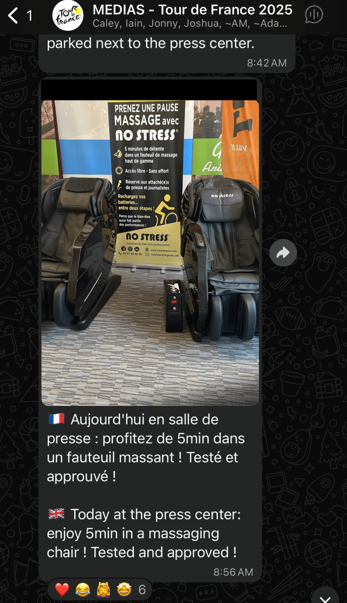 Phone screenshot. A photo of two sleek leather automated massage chairs, accompanied by the following text: "Aujourd'hui en salle de presse : profitez de 5min dans un fauteuil massant! Testé et approuvé! Today at the press center: enjoy 5min in a massaging chair ! Tested and approved !"